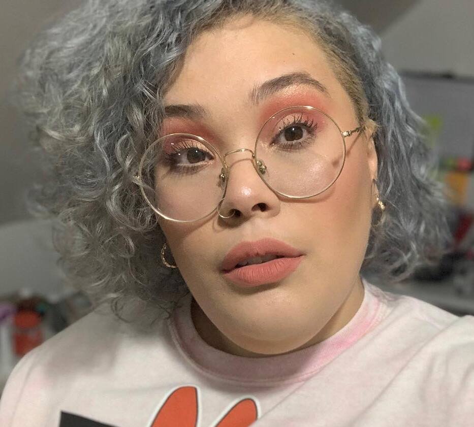 Side-parted short gray bob with defined natural curls