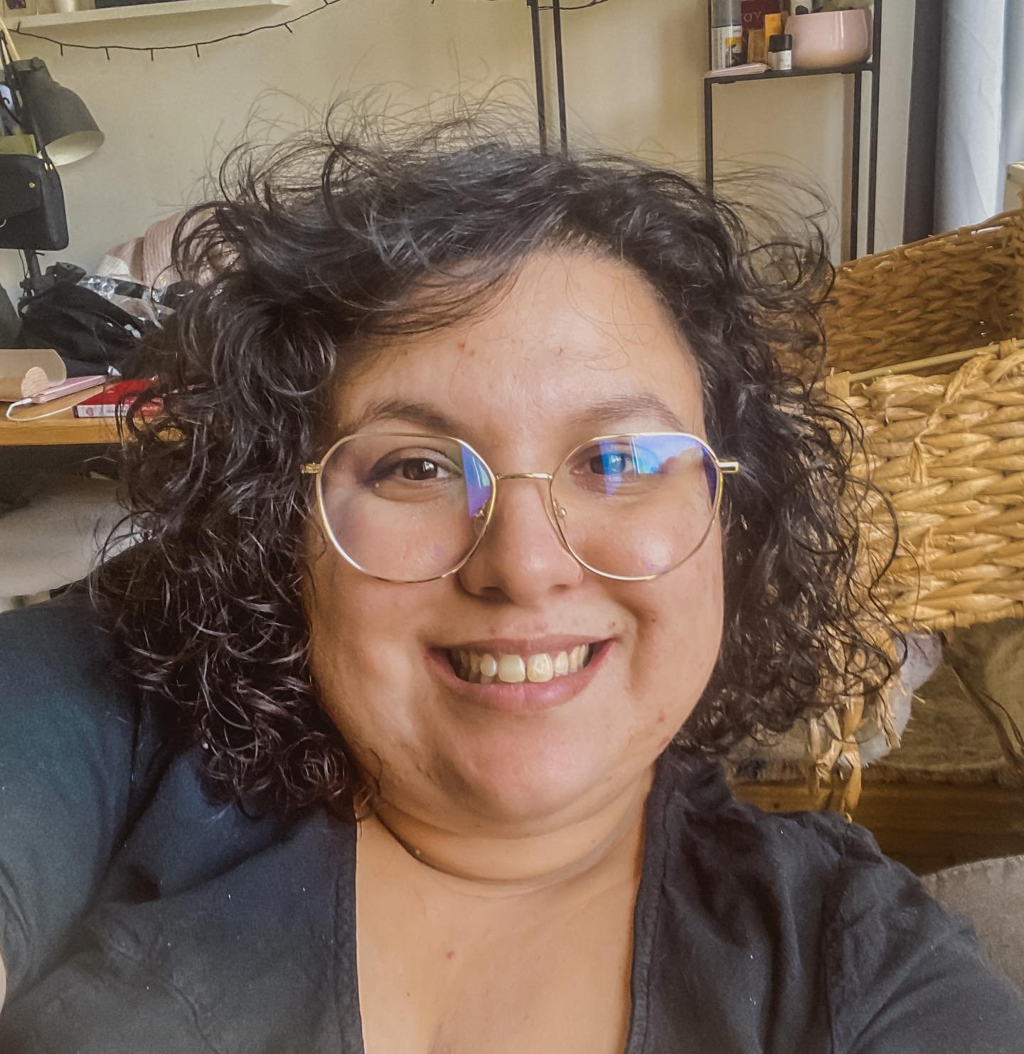 Side-parted curly bob with glossy defined ringlets