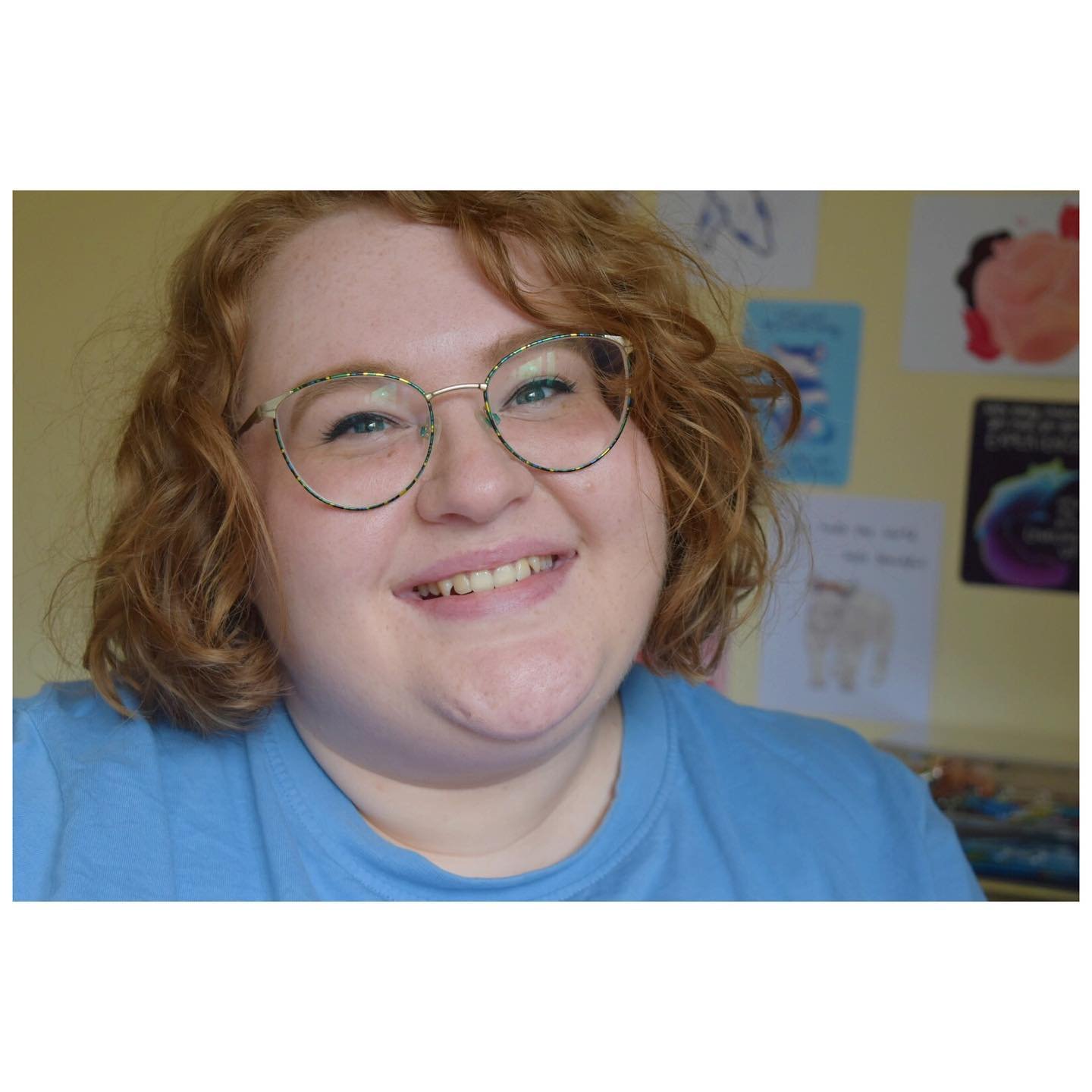 Soft shoulder-length curls with a relaxed side part