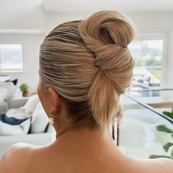 Sleek Bridal Hairstyles: 15 Polished Ideas for a Modern Bride