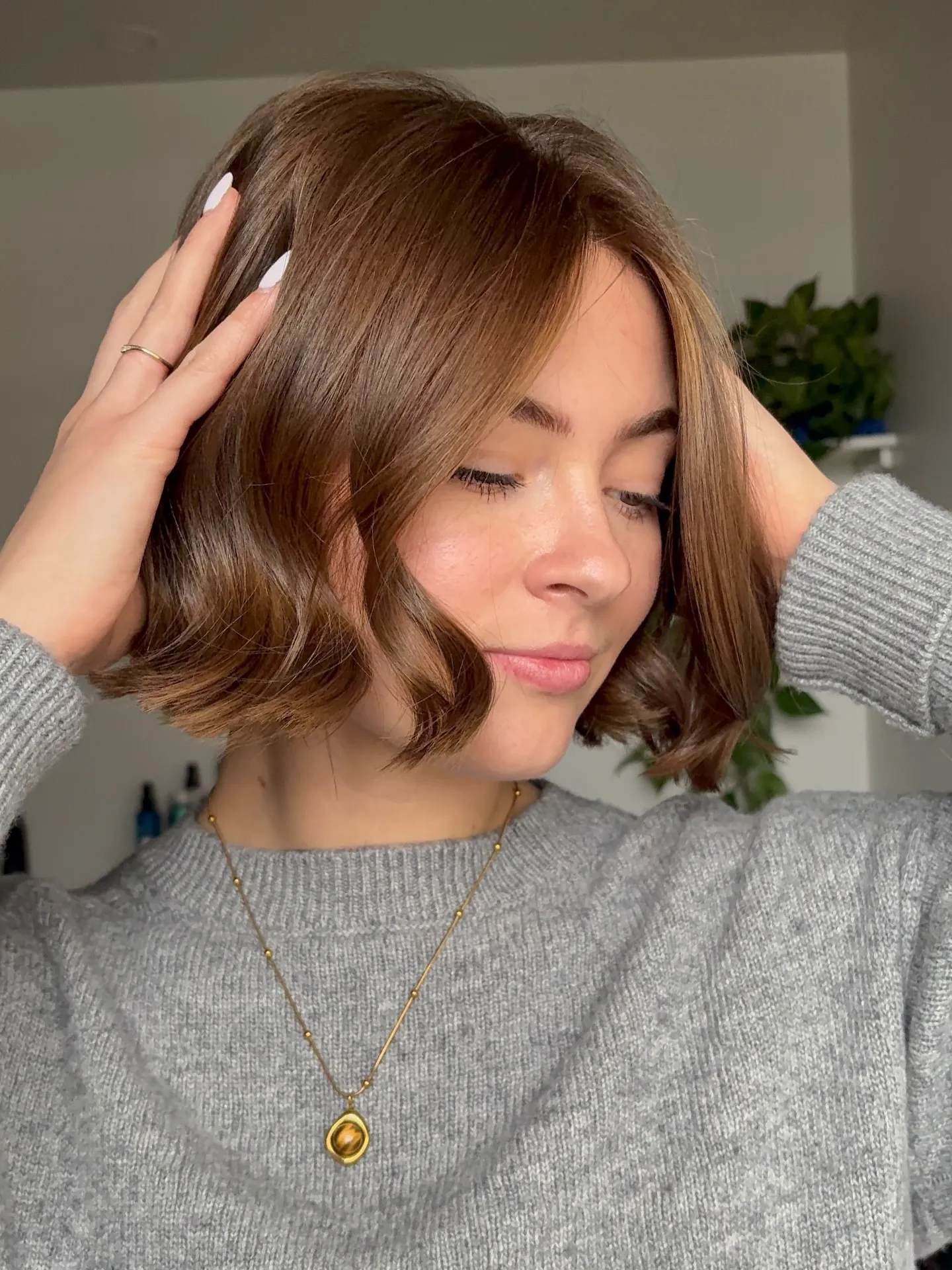 Brunette bob with large smooth sculpted bends
