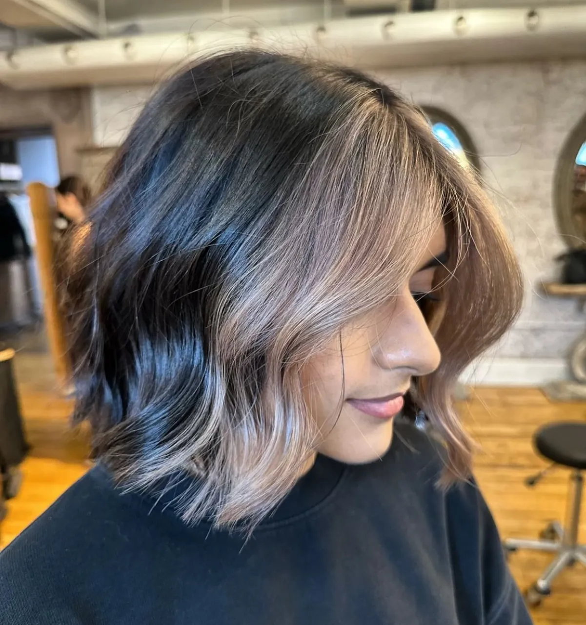Wavy bob with light face-framing pieces