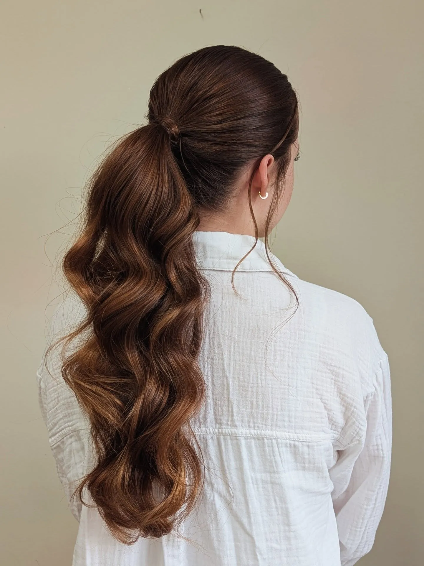 Long brunette ponytail with smooth waves