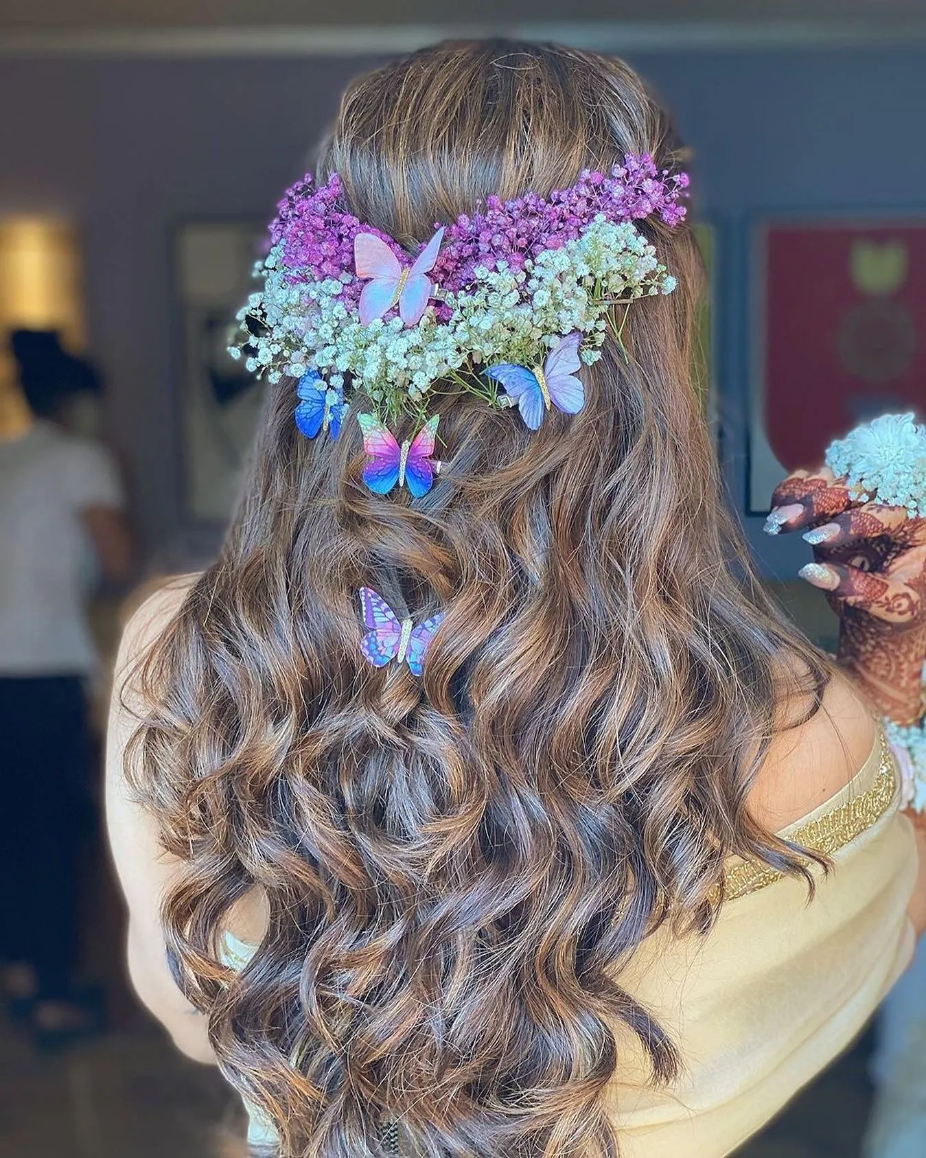 Long loose waves with a full pink and white floral halo