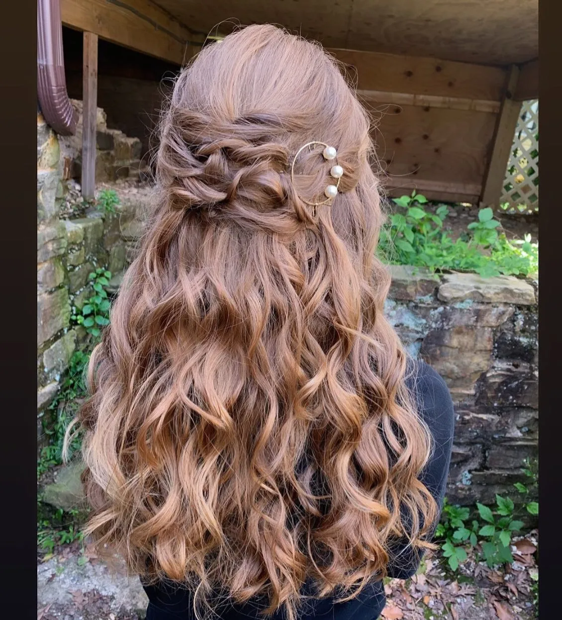 Braided half-up hairstyle with long waves and pearl hair pins