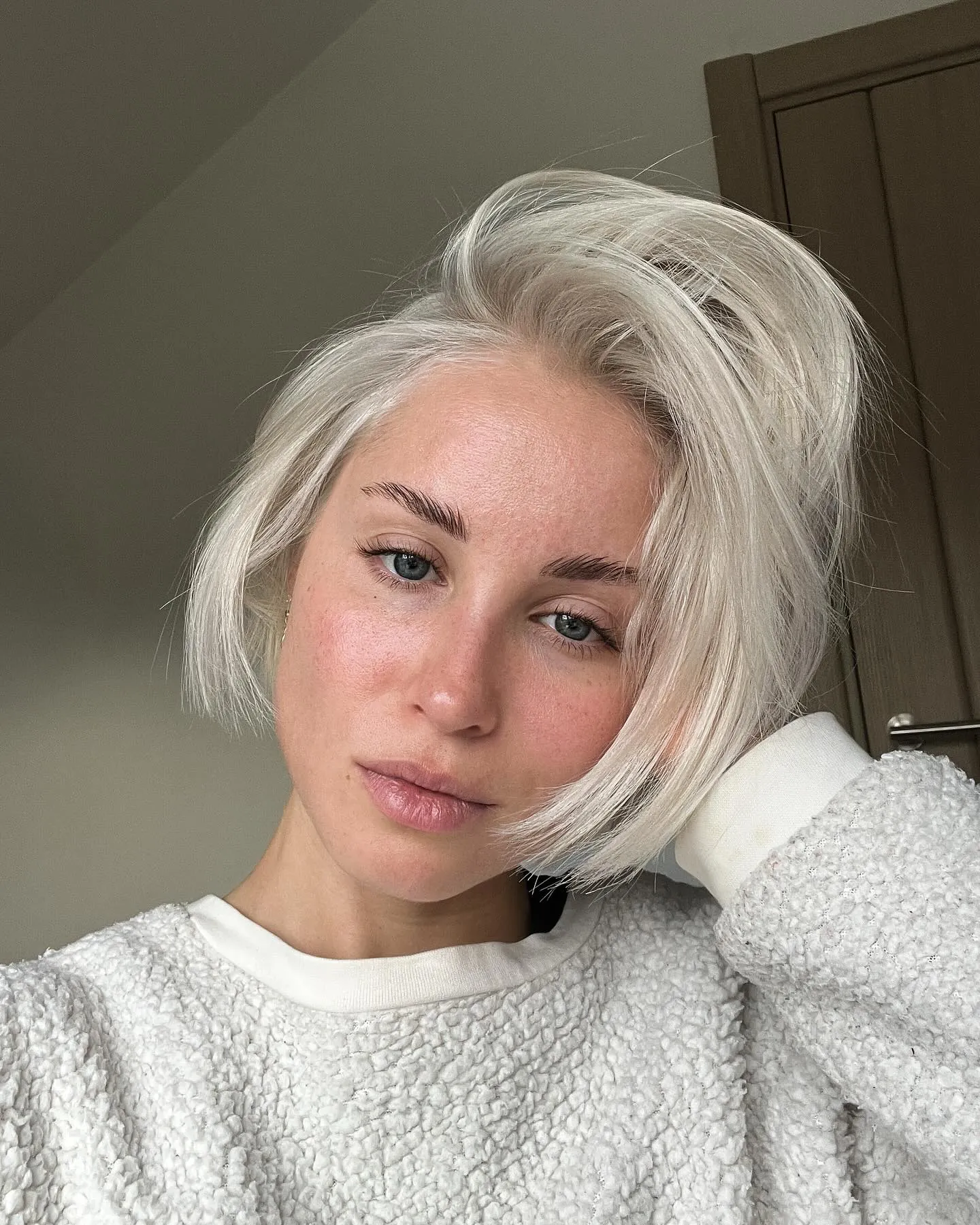 Airy short blonde bob with side part