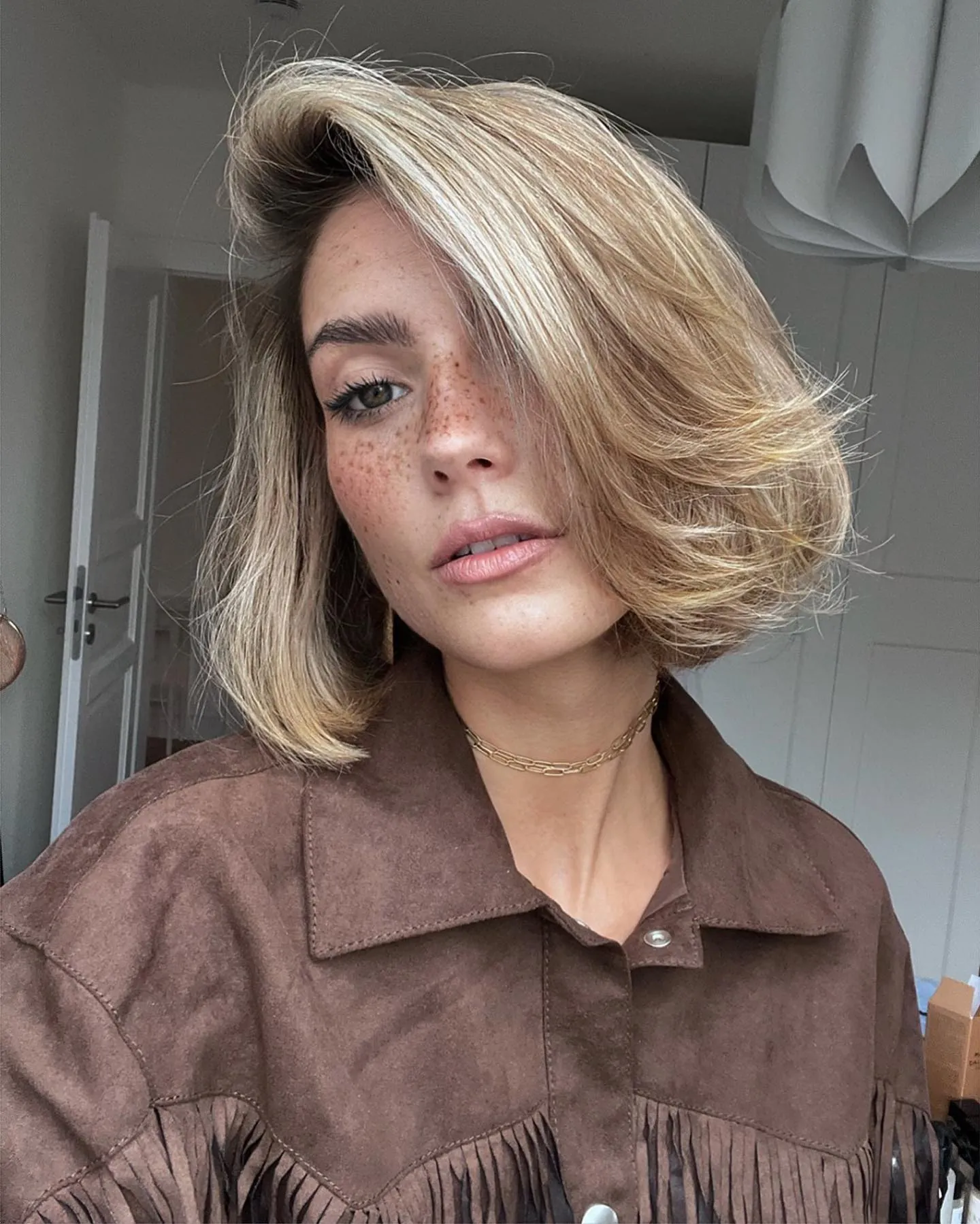 Layered blonde bob with voluminous side-swept front