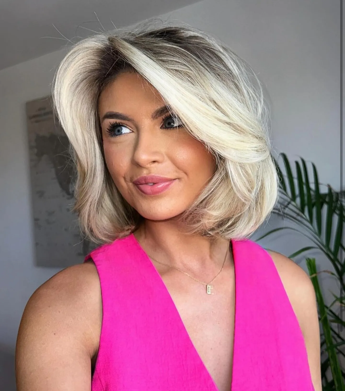 Voluminous layered blonde bob with side-swept front