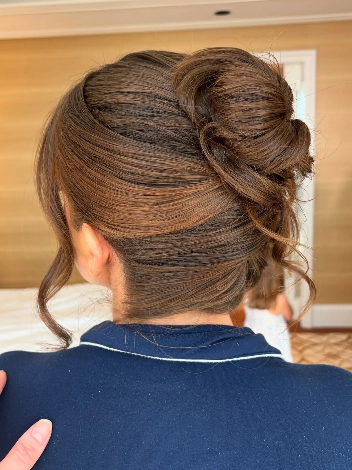 Smooth folded bun with a side-swept front section