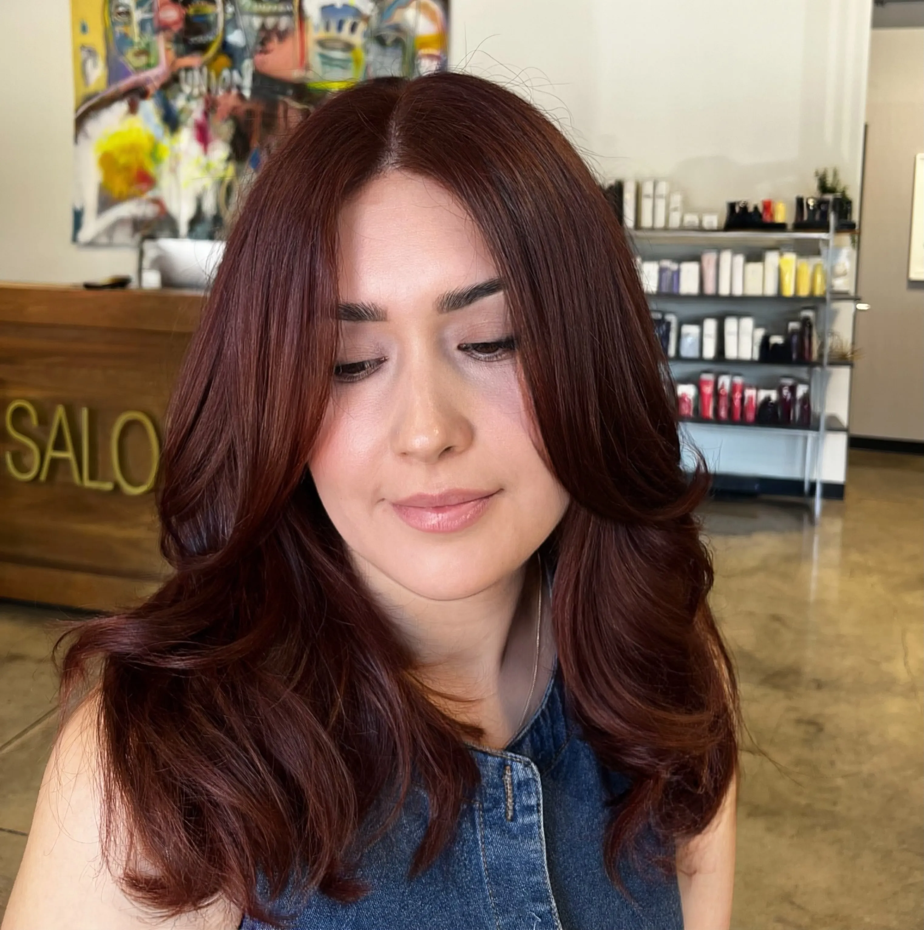 Medium feathered layers with glossy auburn red-brown color