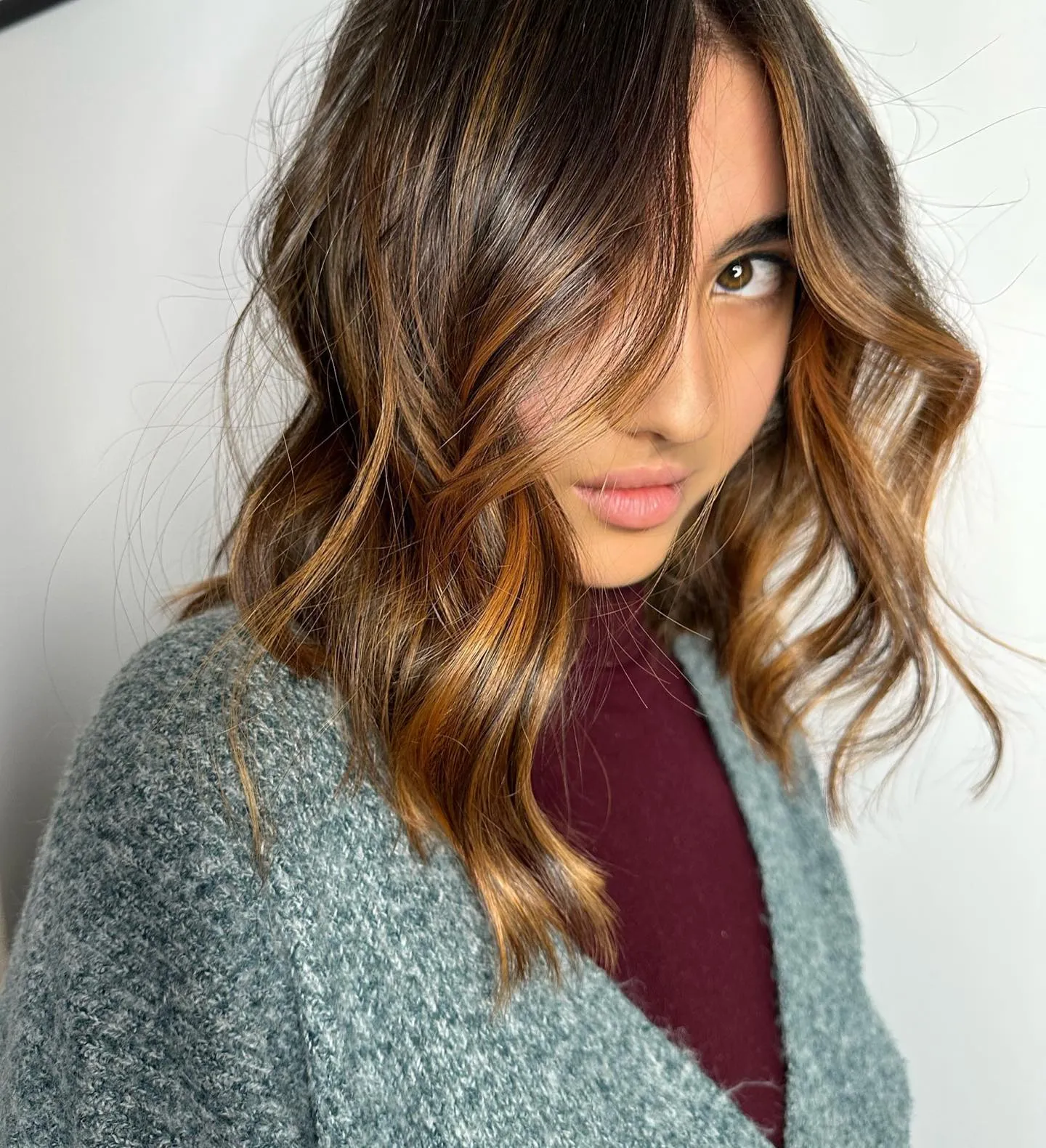 Wavy lob with copper face-framing balayage
