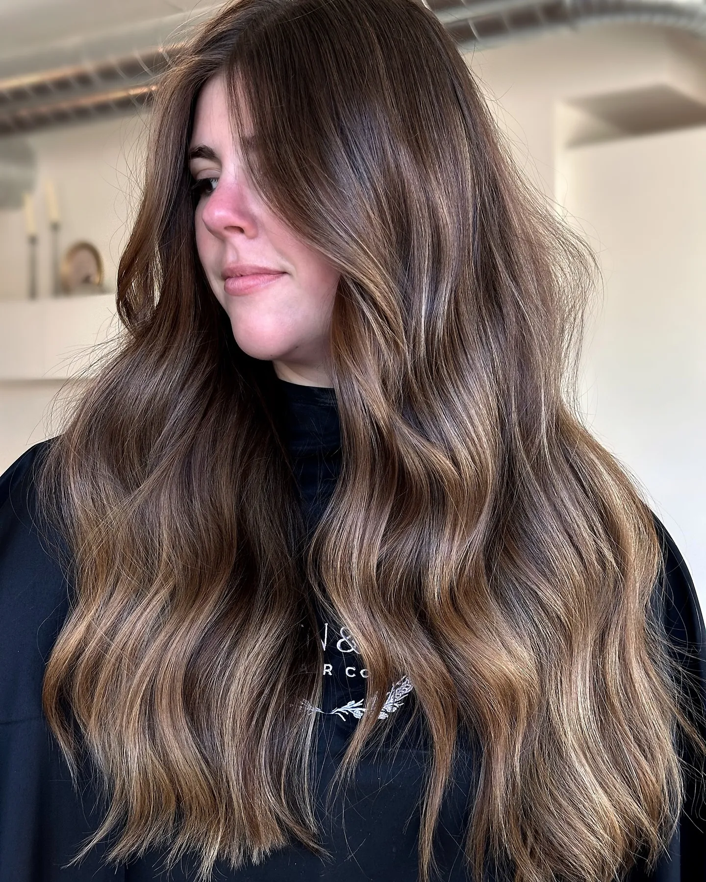 Long brunette waves with broad light ribbon highlights