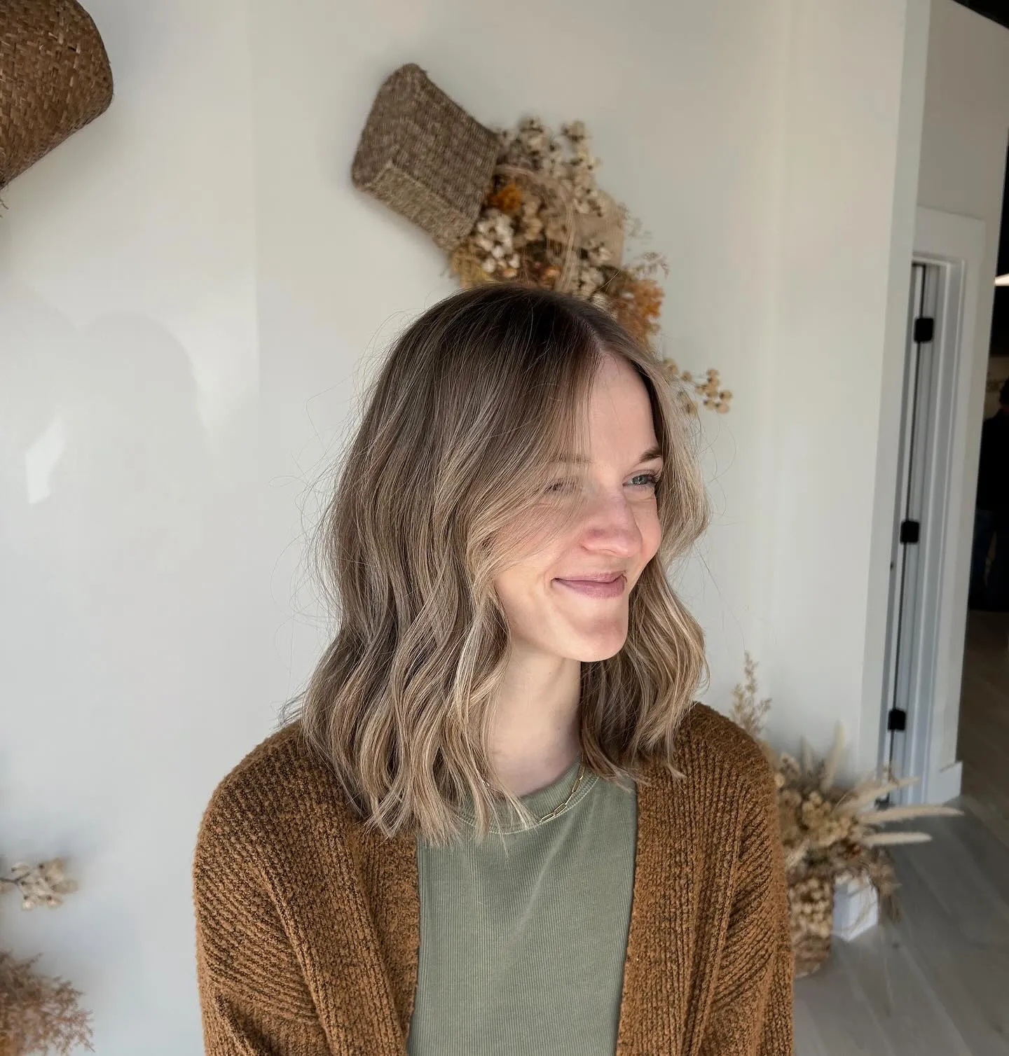 Soft beige-blonde medium wavy lob