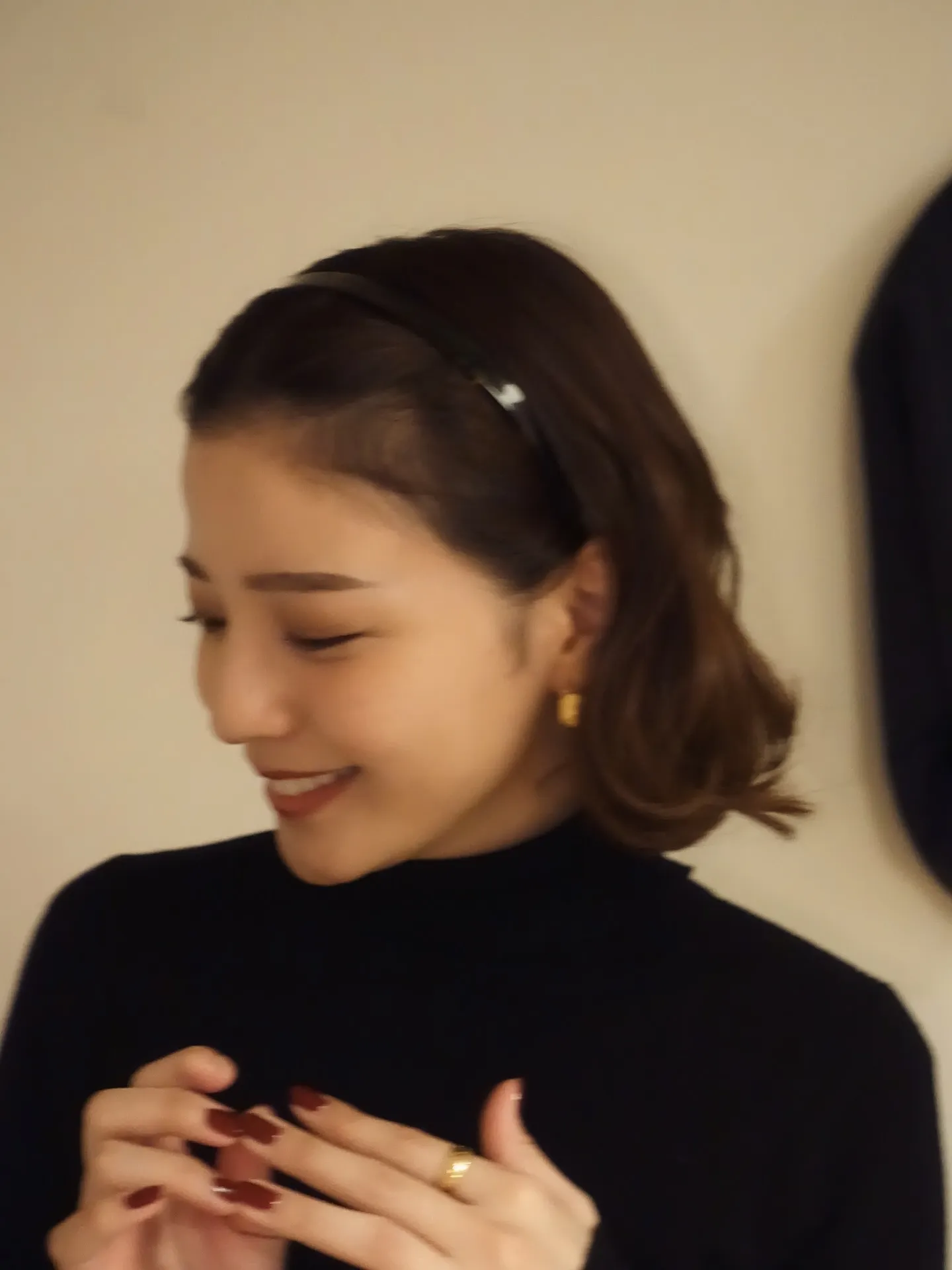 Smooth bob styled with a slim headband
