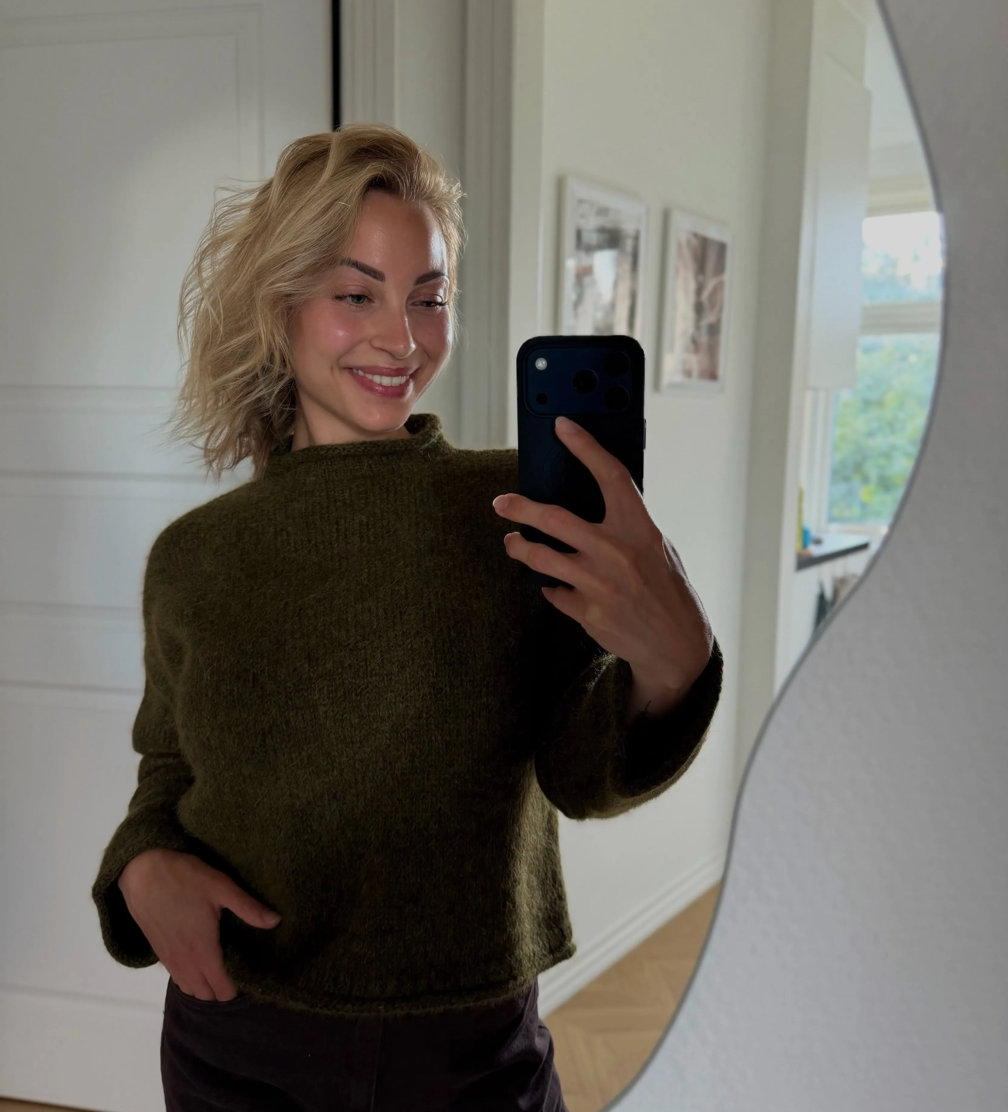 Voluminous blonde bob with loose bends