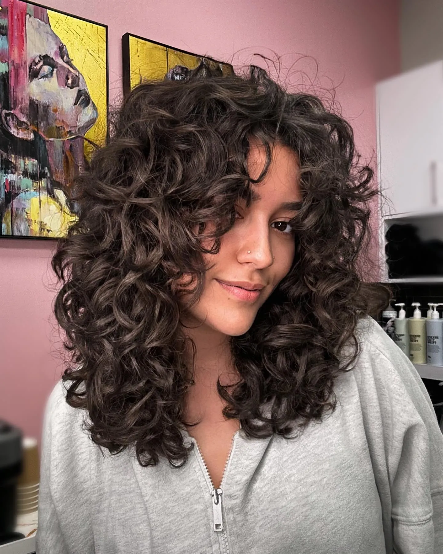 Voluminous layered curls with a rounded shape