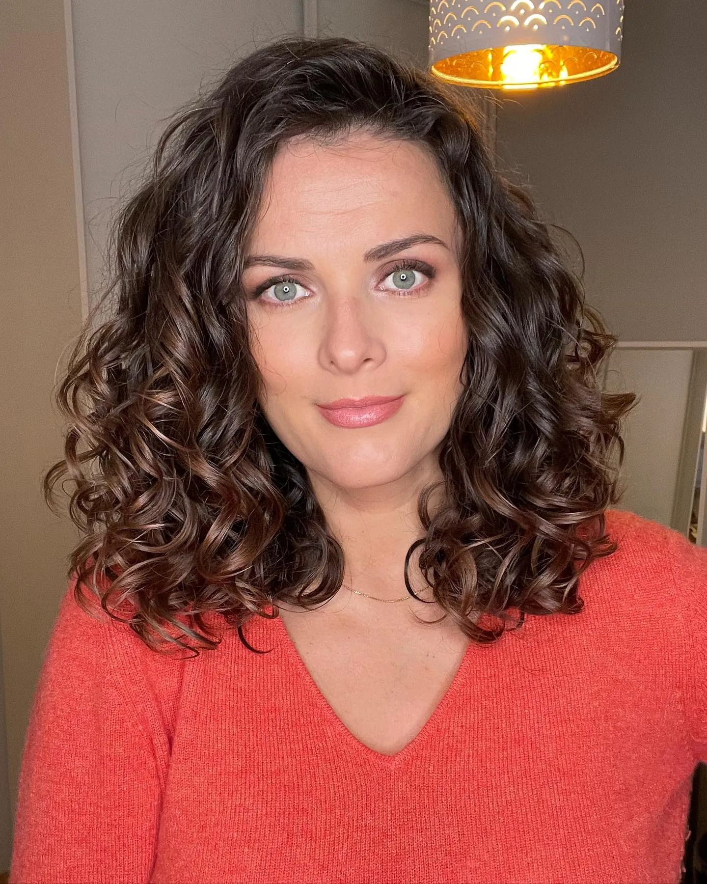Shoulder-length soft curls with a side part