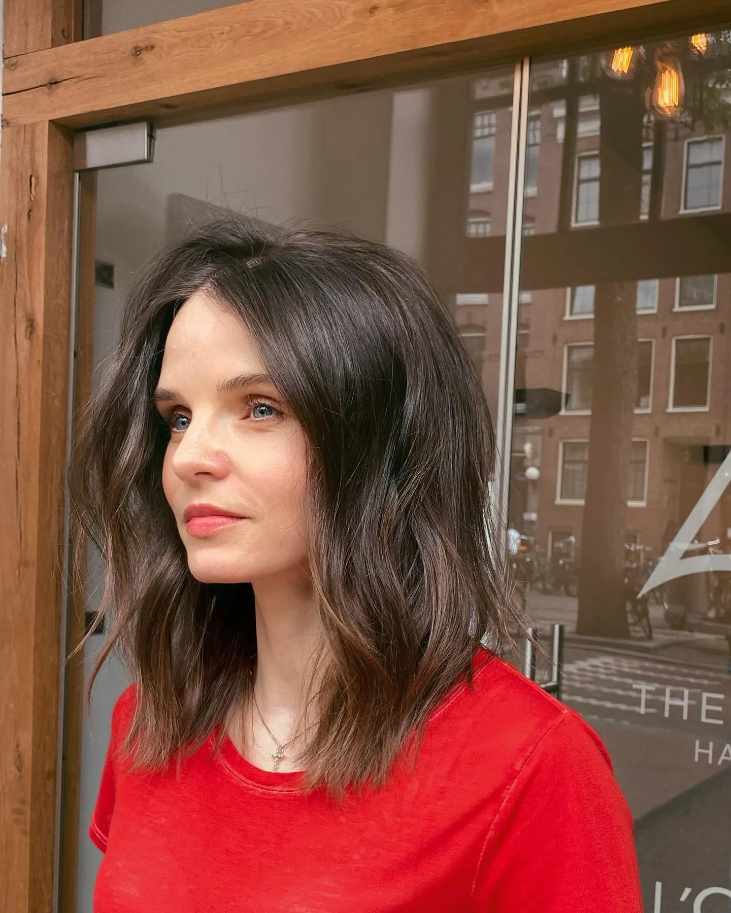 Soft wavy lob with center part
