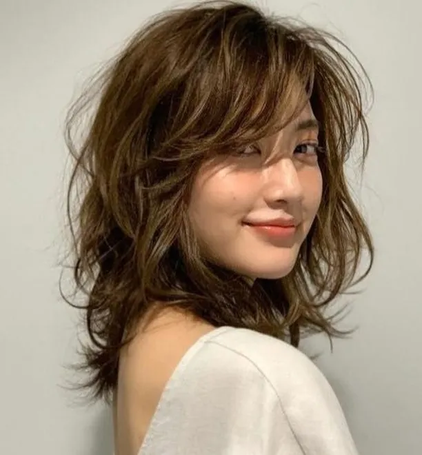 Shaggy layered lob with textured fringe