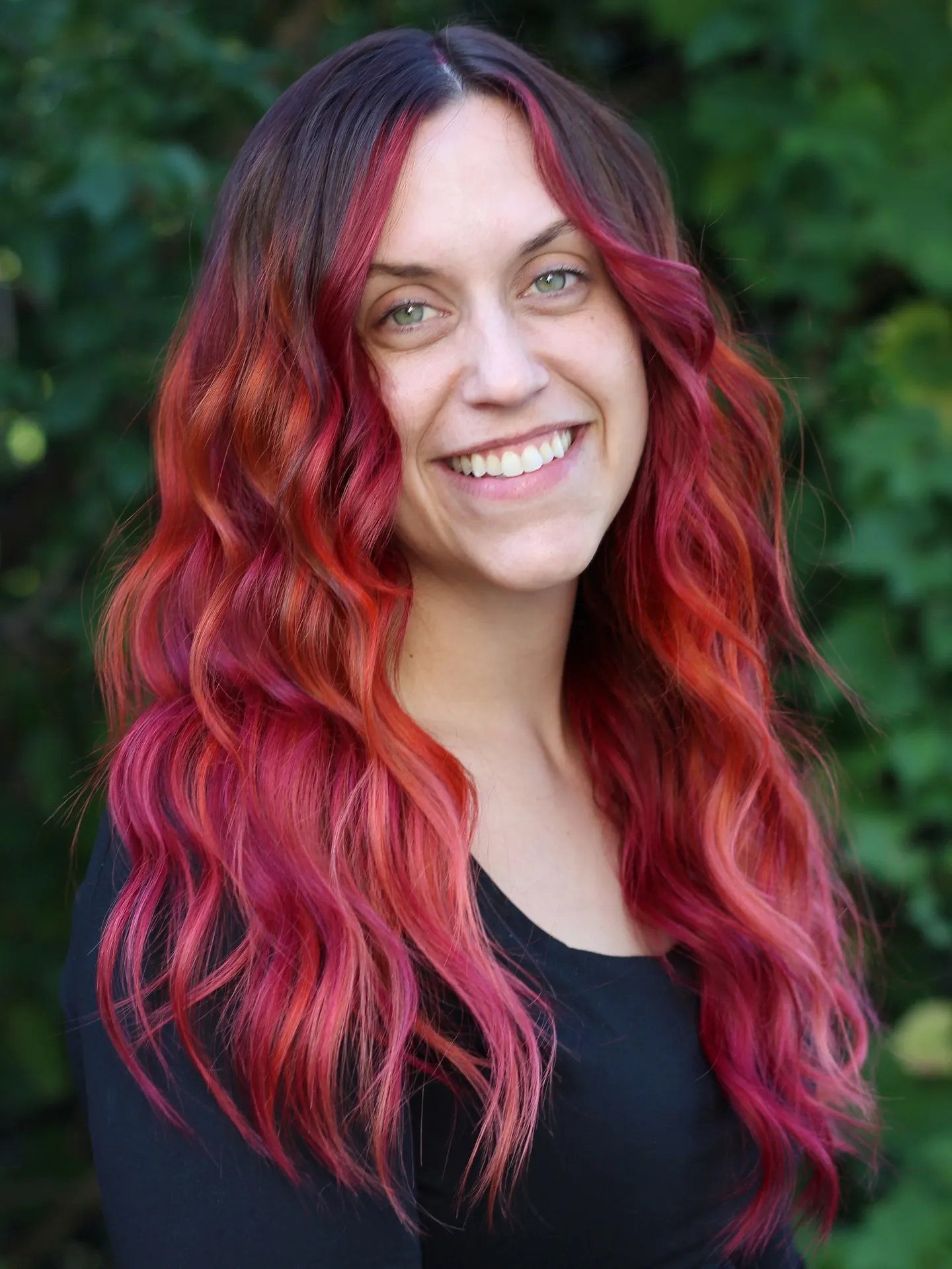 Long loose waves in deep red and magenta tones