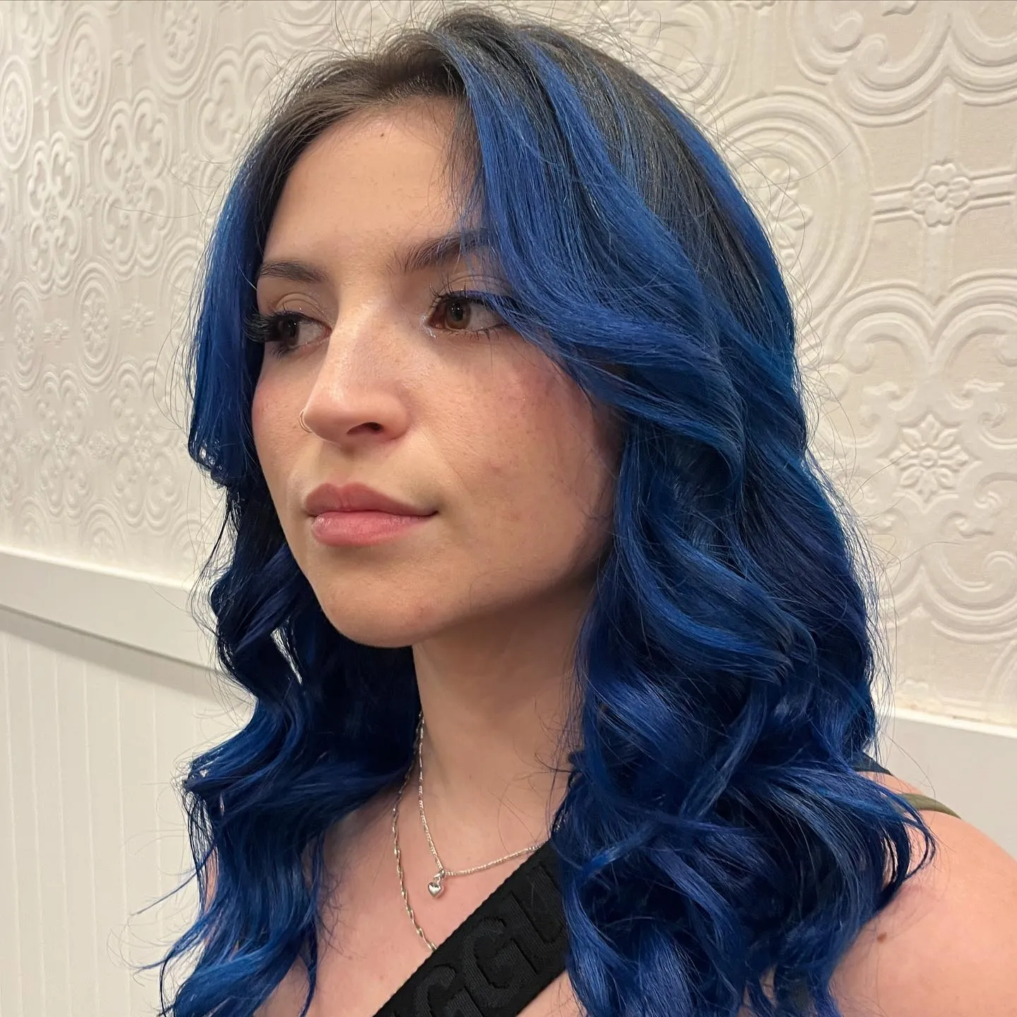 Medium-length deep blue waves with a centre part
