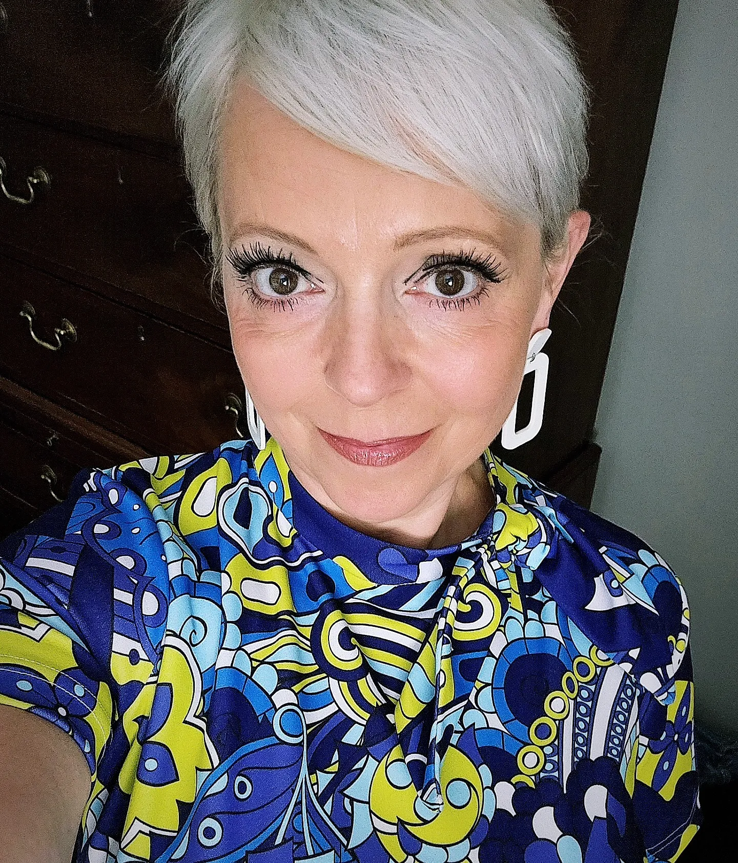Sleek silver pixie with a smooth side-swept top