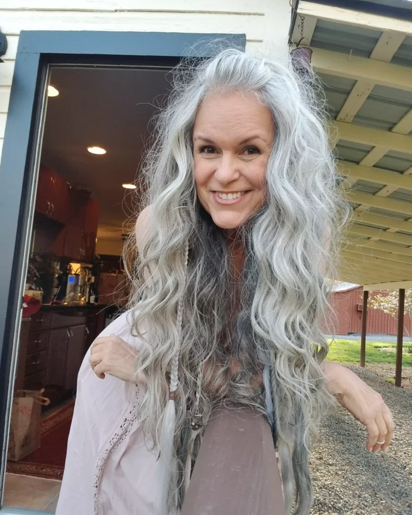 Long defined silver waves with natural volume