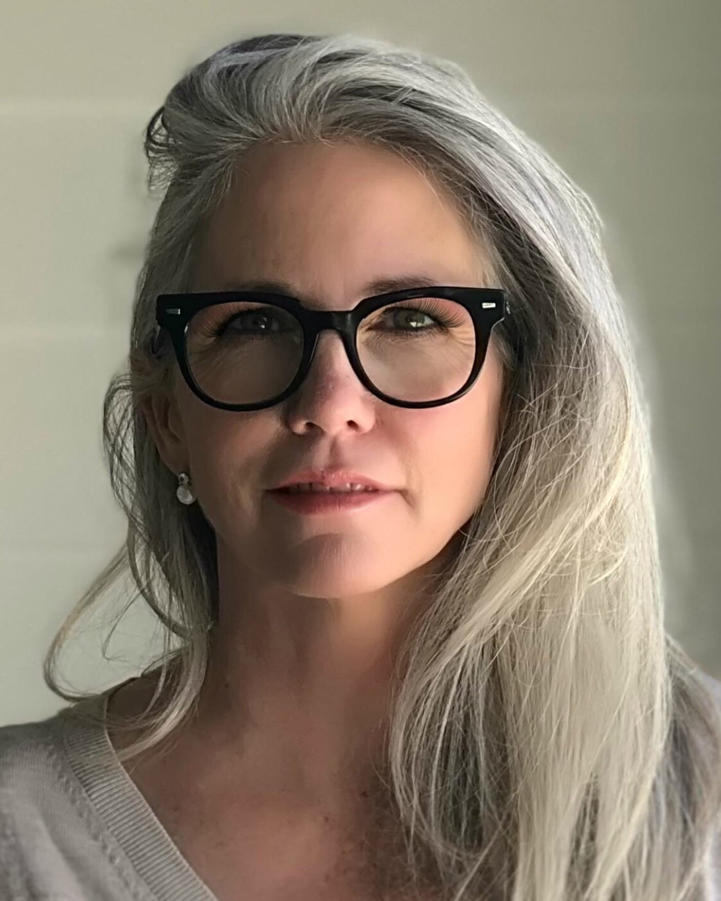 Long side-swept gray blowout with smooth layered ends