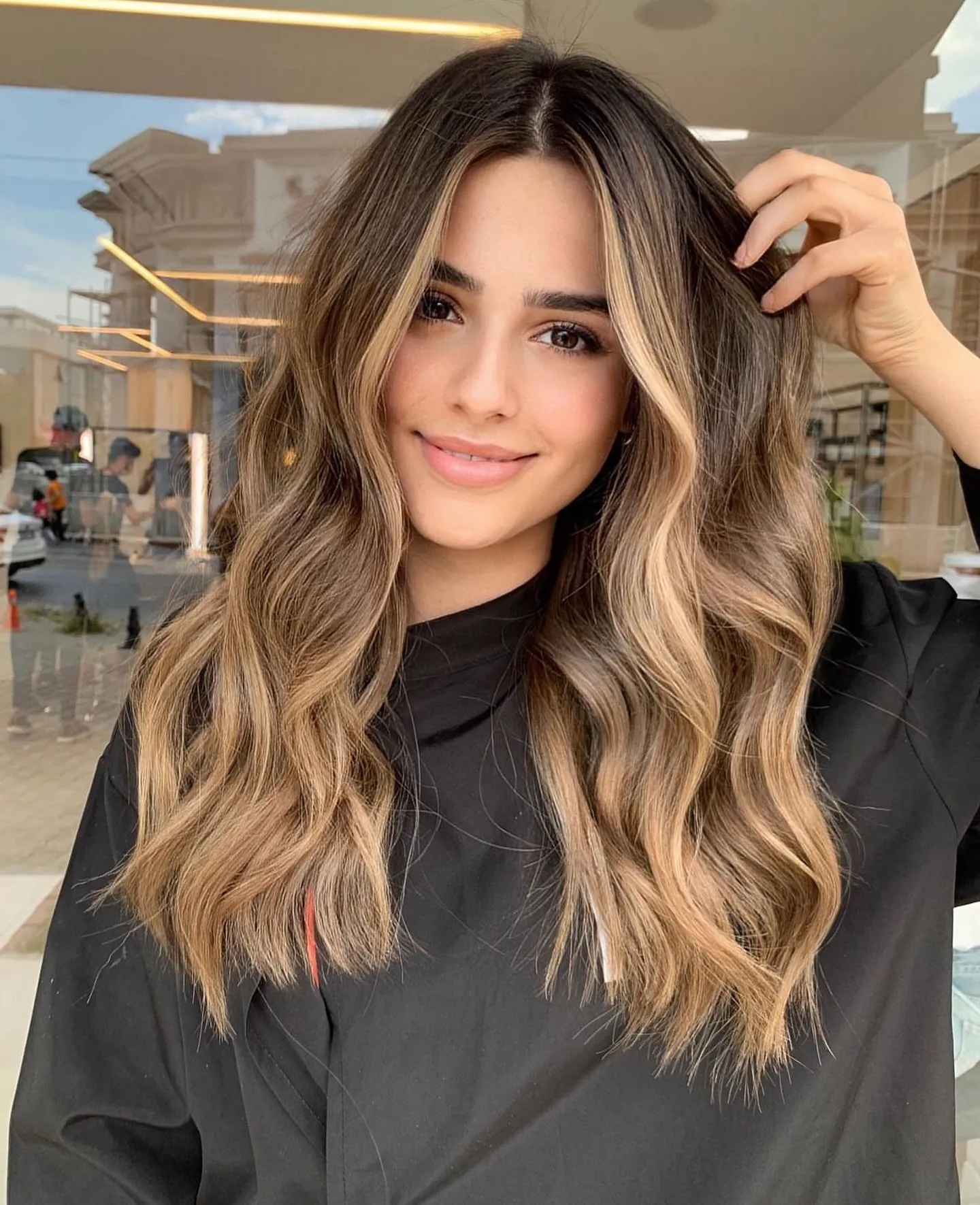 Long dimensional blonde waves with a soft root shadow