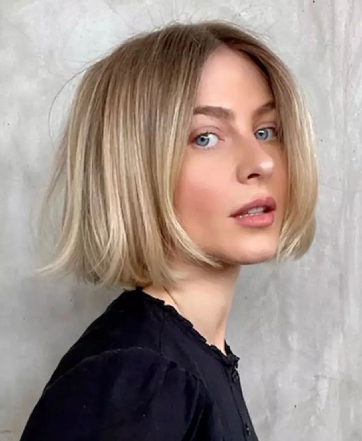 Soft jaw-length bob with centre part