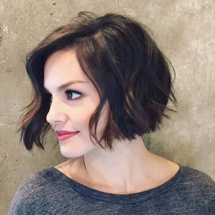 Side-parted wavy jaw-length bob with tousled ends