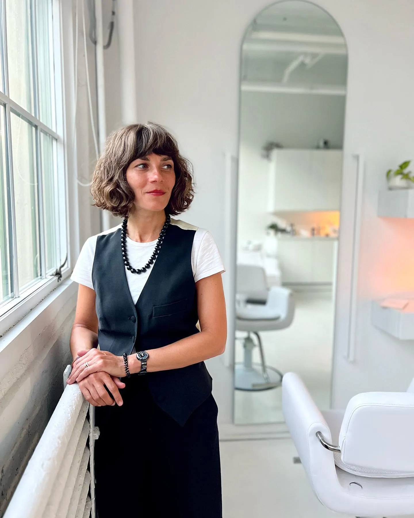 Voluminous wavy lob with sweeping fringe