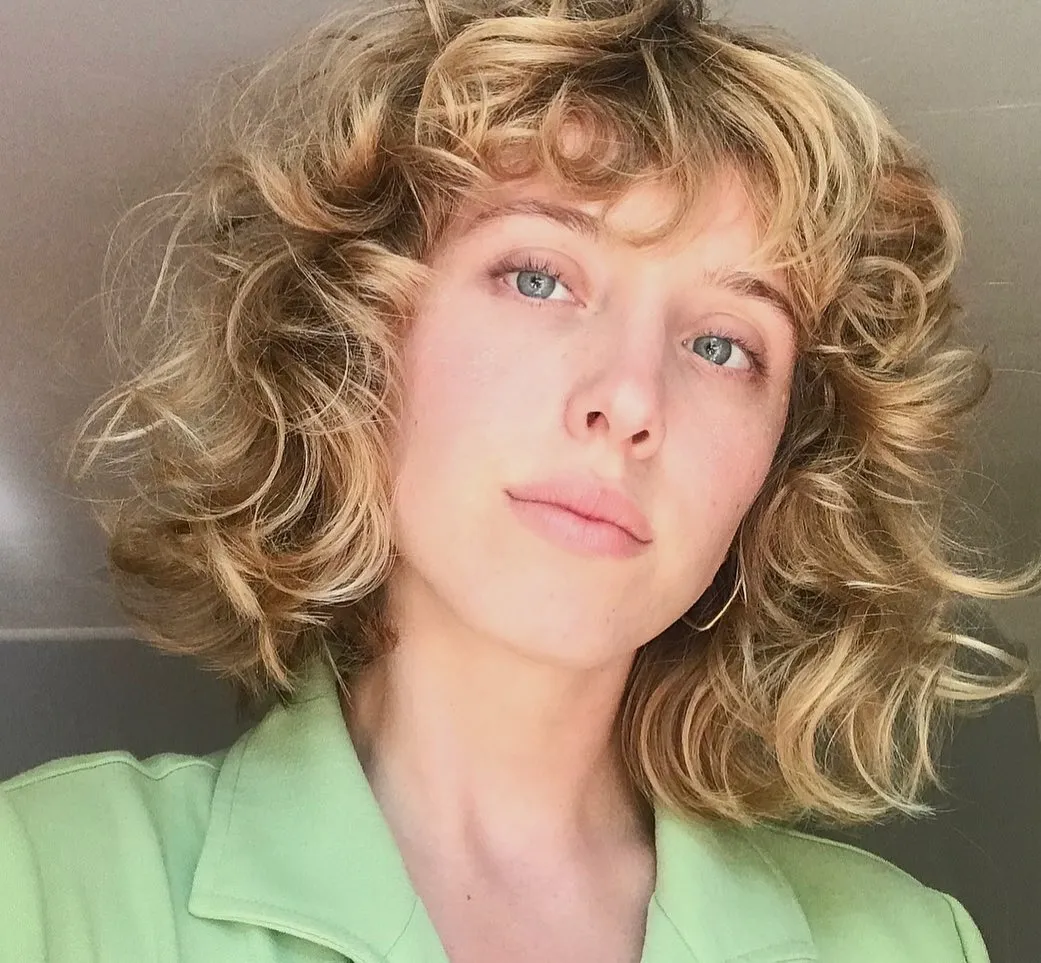 Curly lob with short rounded fringe