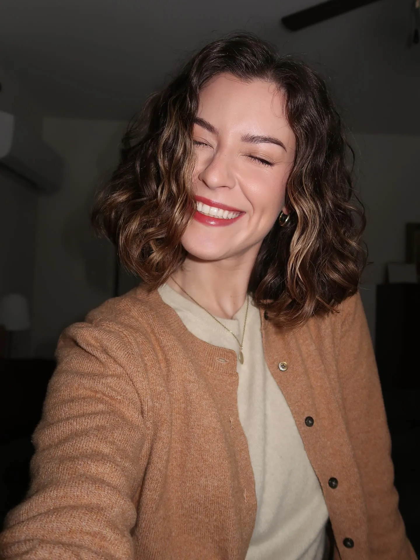 Glossy curly lob with side part