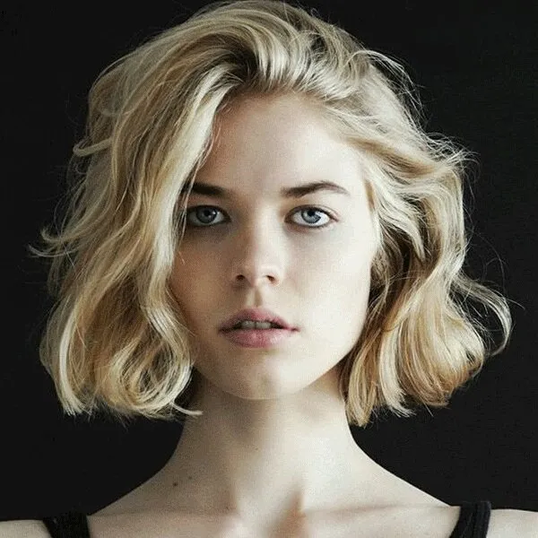 Side-parted wavy bob with sculpted ends
