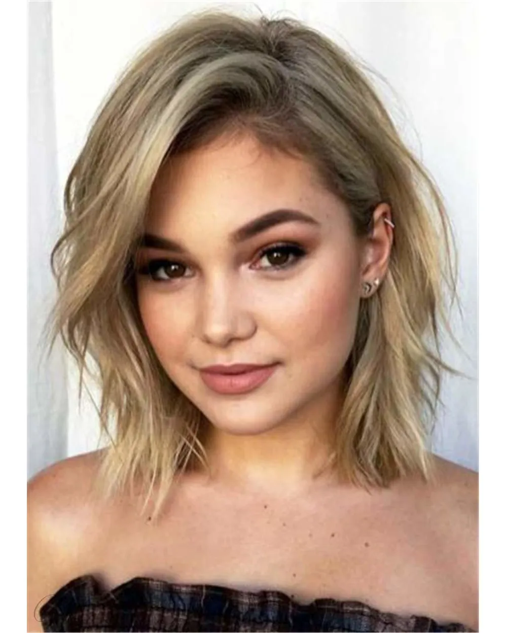 Side-parted shoulder-length blonde lob with tousled ends