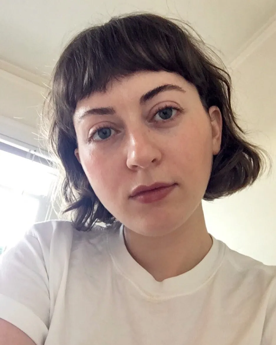Dark micro bob with short curved bangs and rounded ends
