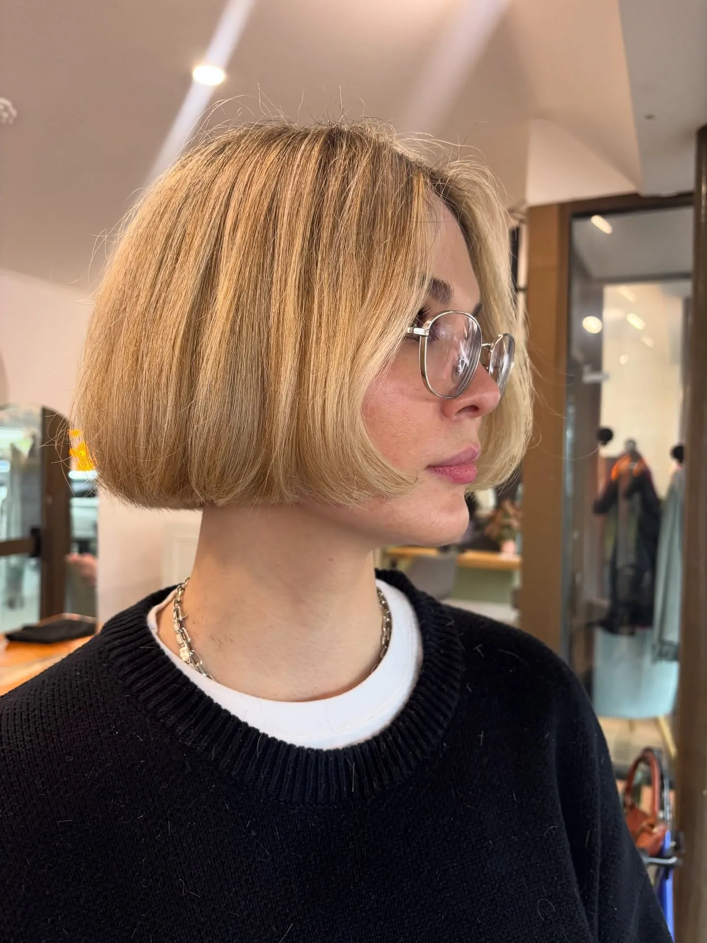 Straight blonde micro bob with a blunt jaw-length edge