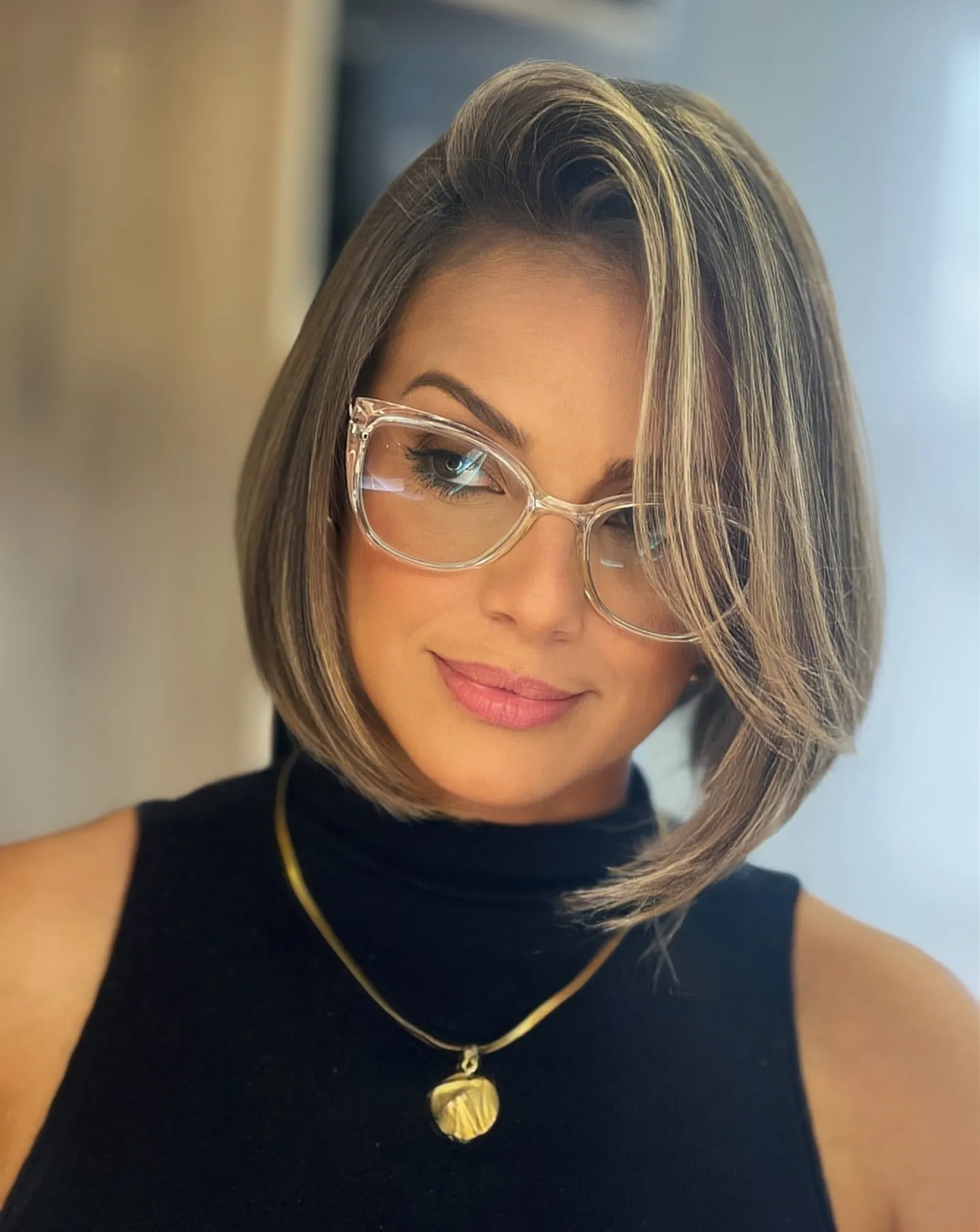 Sweeping asymmetrical mini bob with deep side part