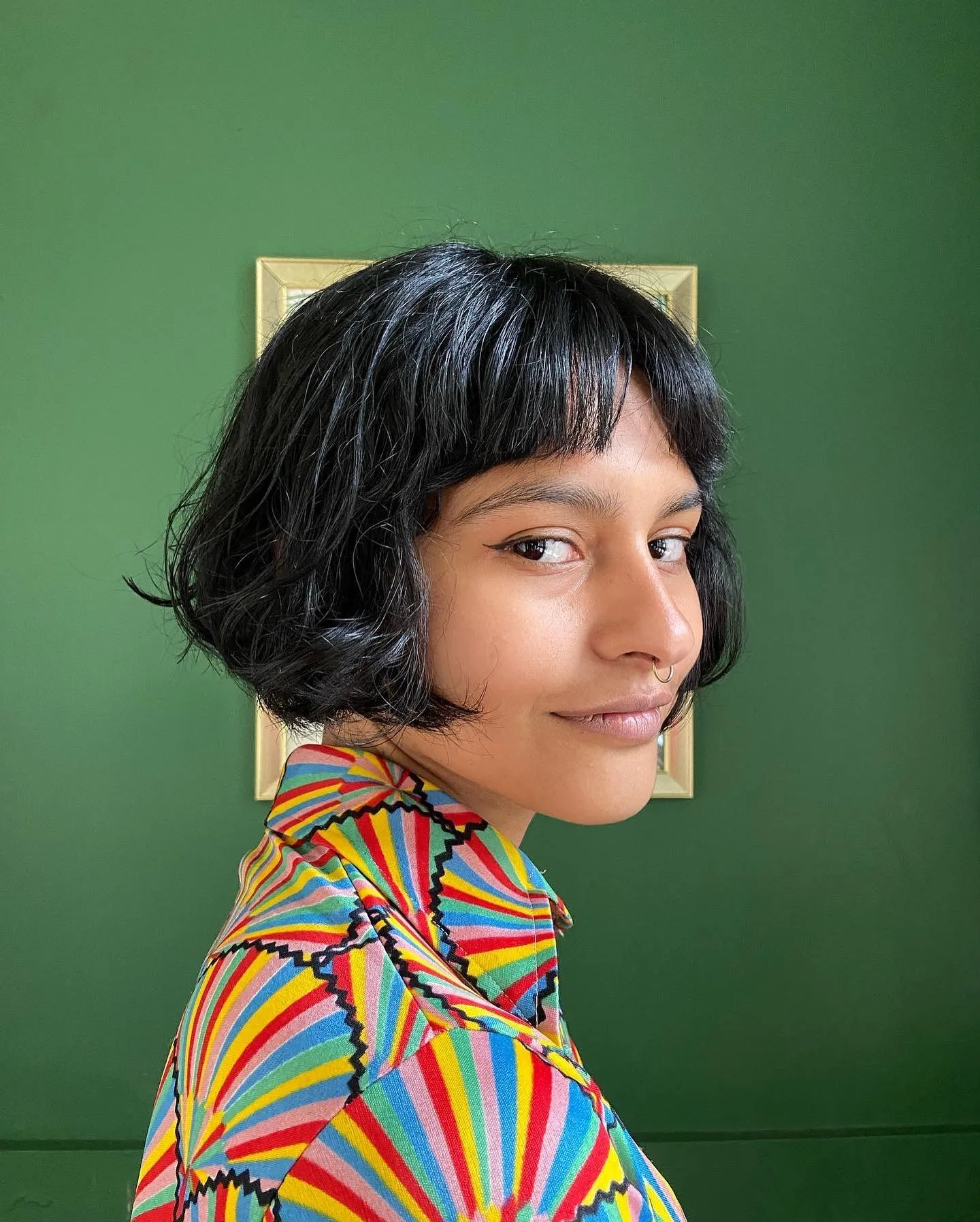 Wavy mini bob with short fringe