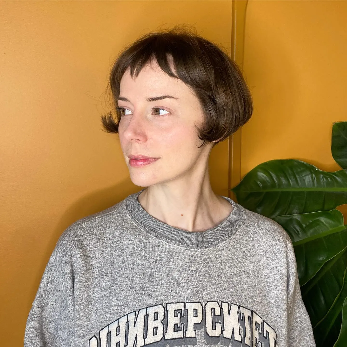 Soft mini bob with both sides tucked behind the ears