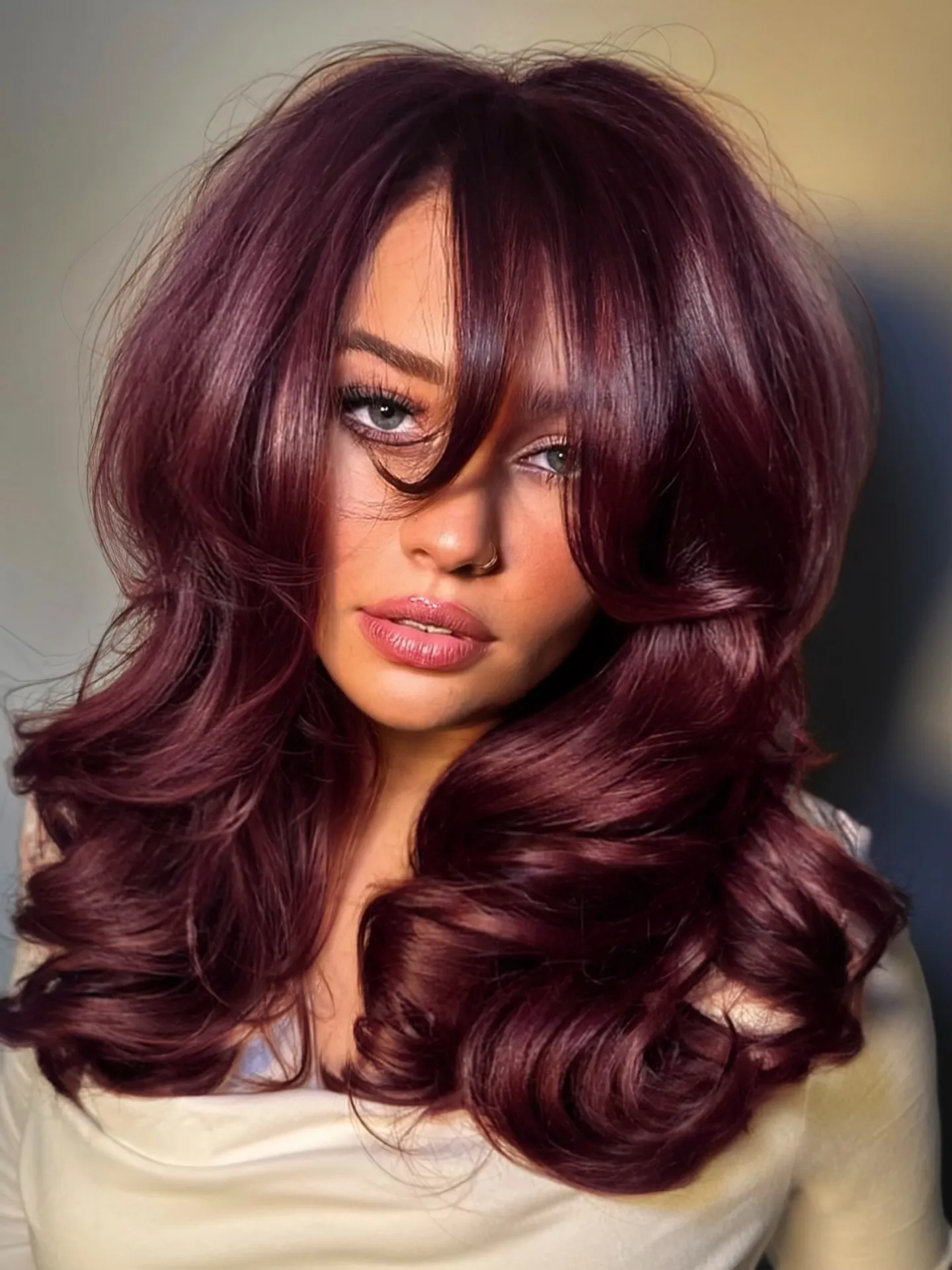 Long dark violet-red layers with voluminous curled ends