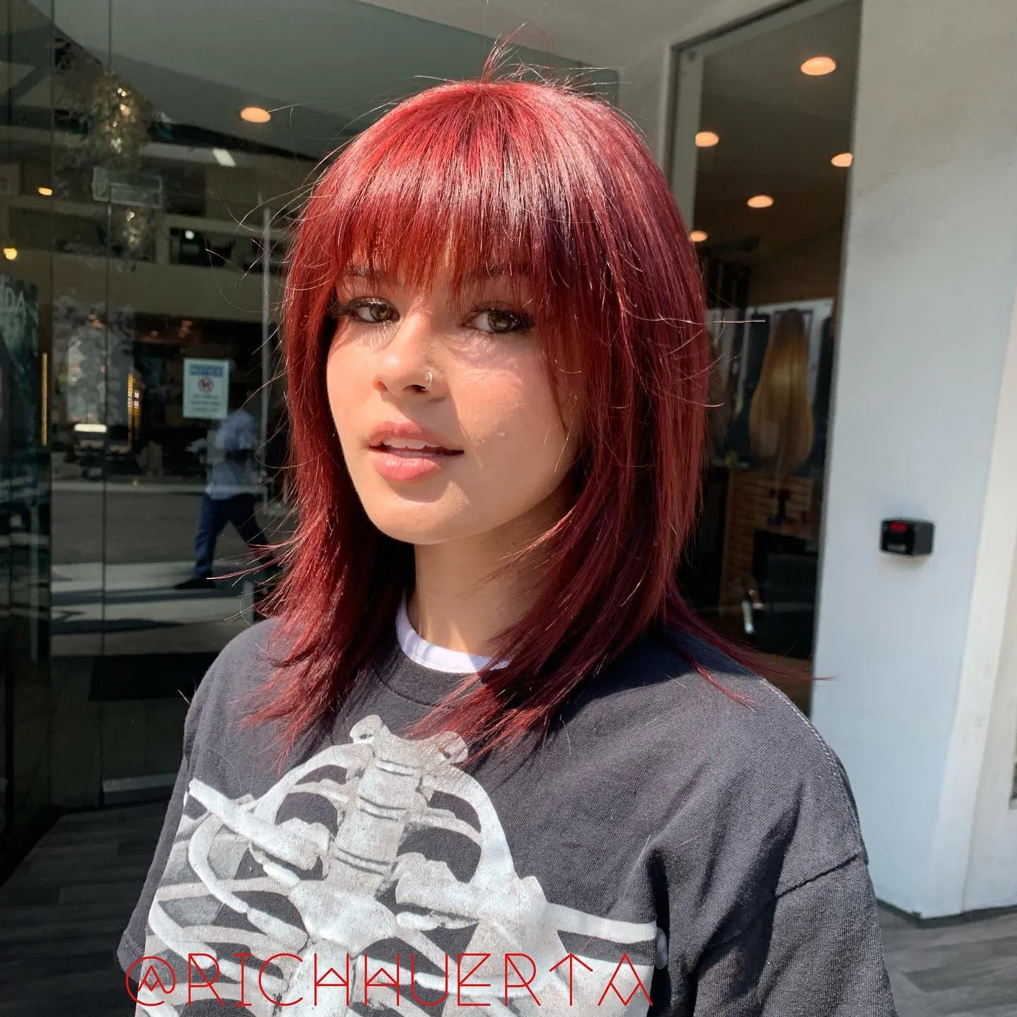 Straight mid-length shag with full fringe and feathered side layers