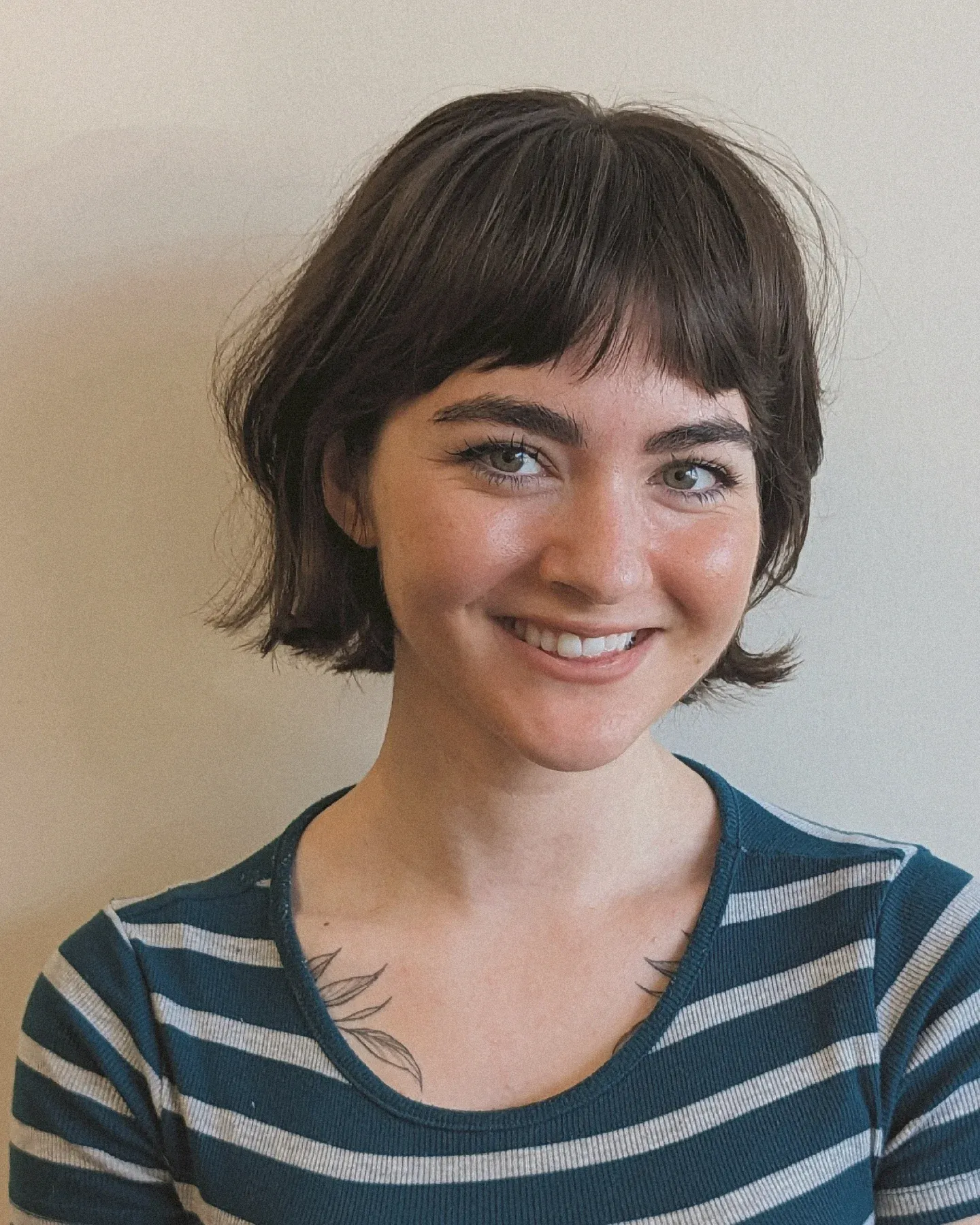 Flipped micro bob with airy short fringe and outward-curved ends