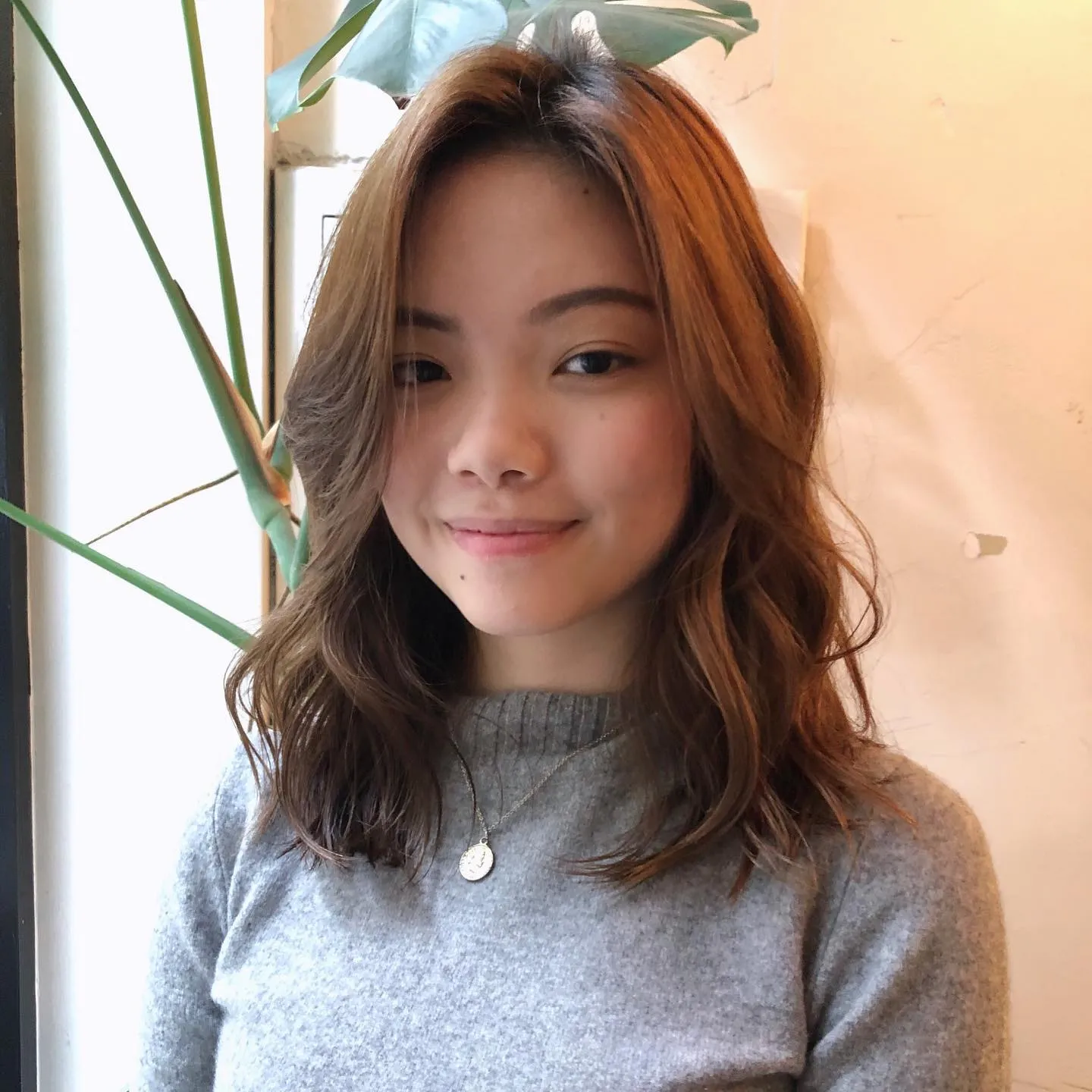 Soft wavy lob with centre part and long side layers around the shoulders
