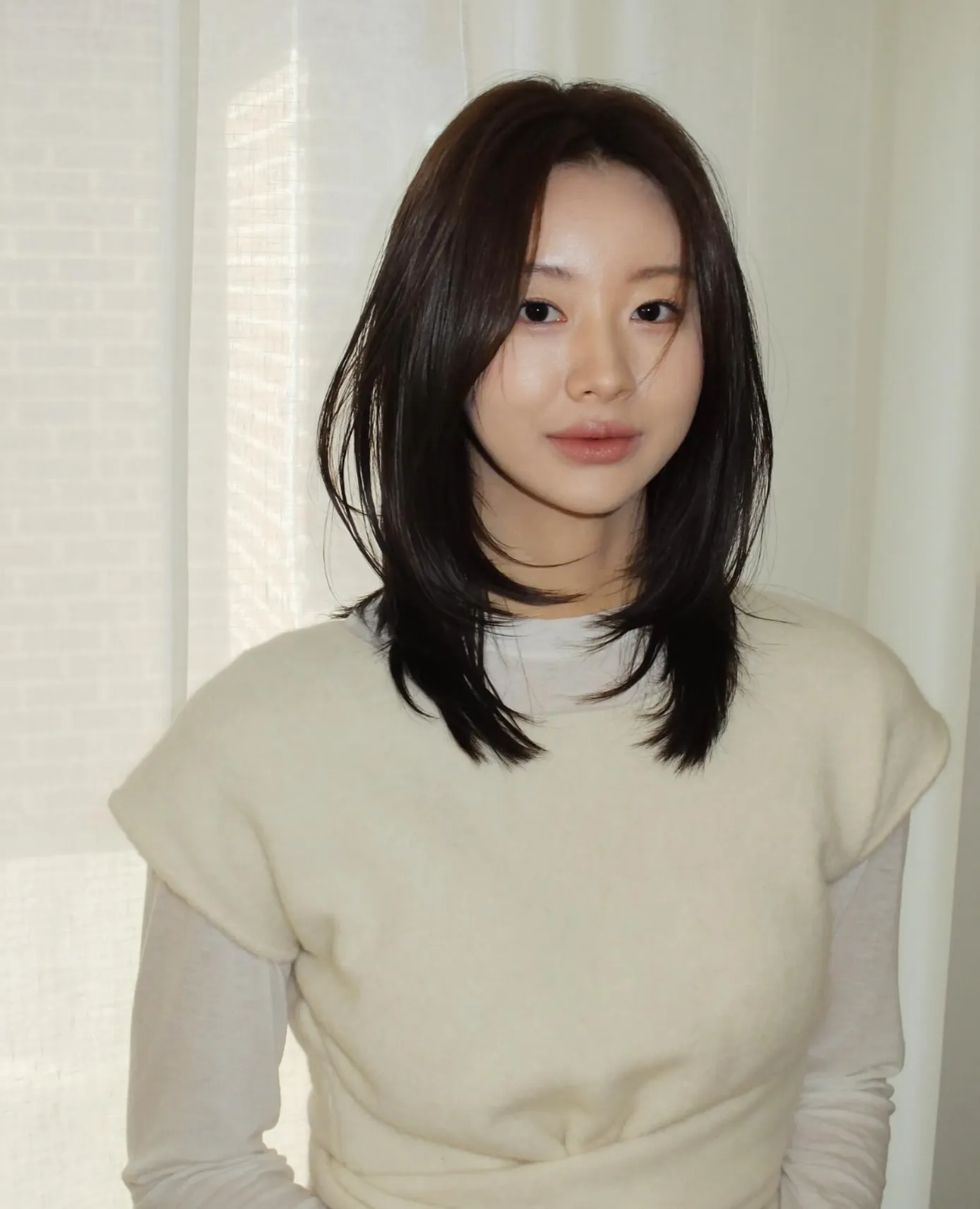 Straight layered lob with centre part and long face-framing pieces