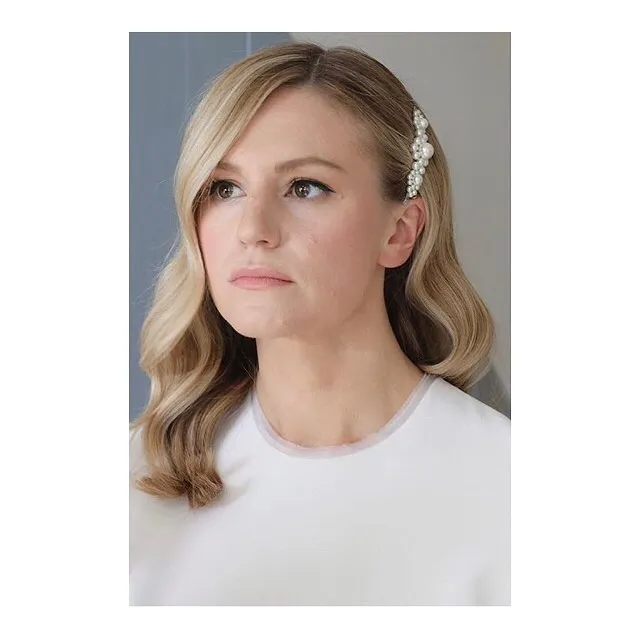 Shoulder-length side waves with a pearl hair clip