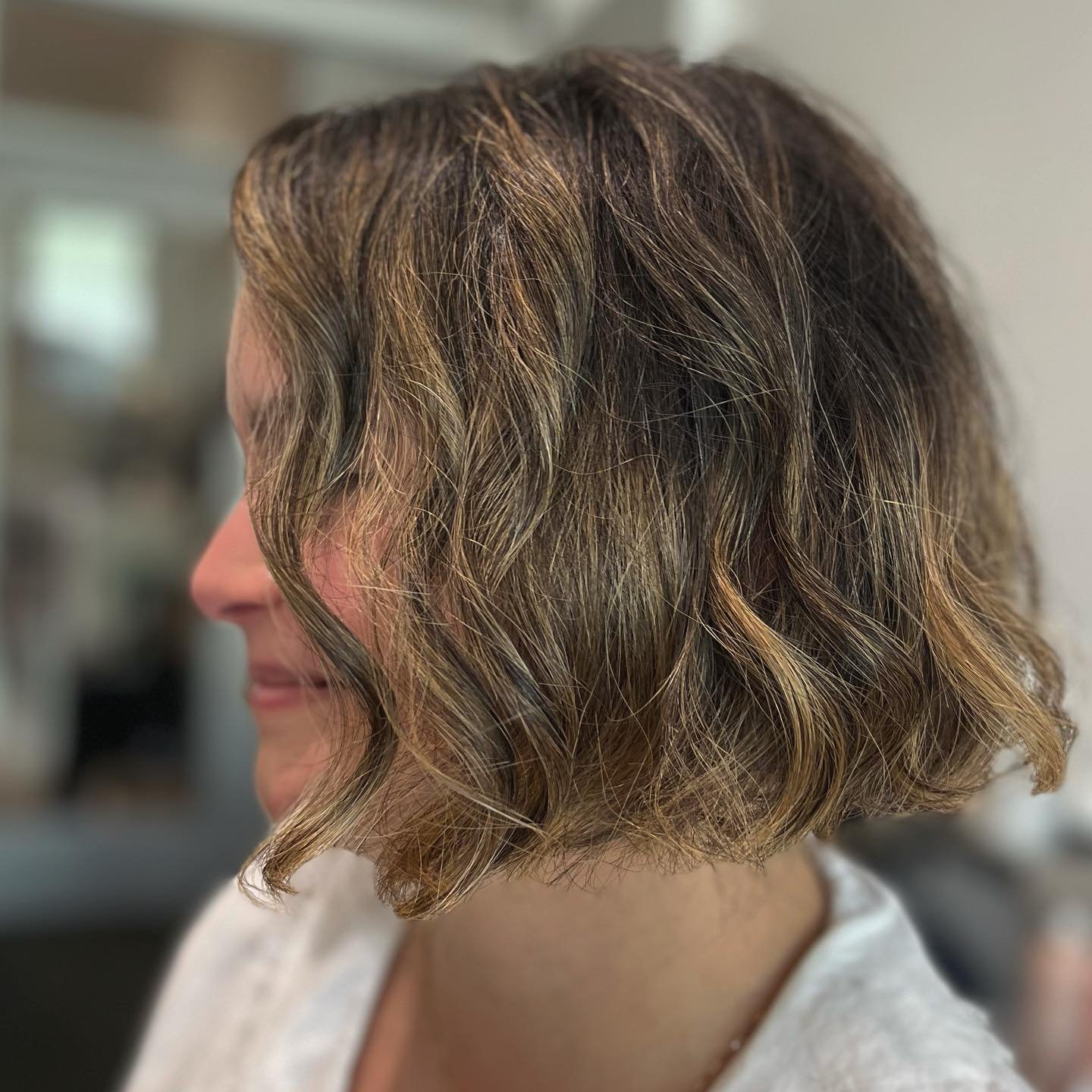 Wavy jaw-length bob with textured ends and soft highlights