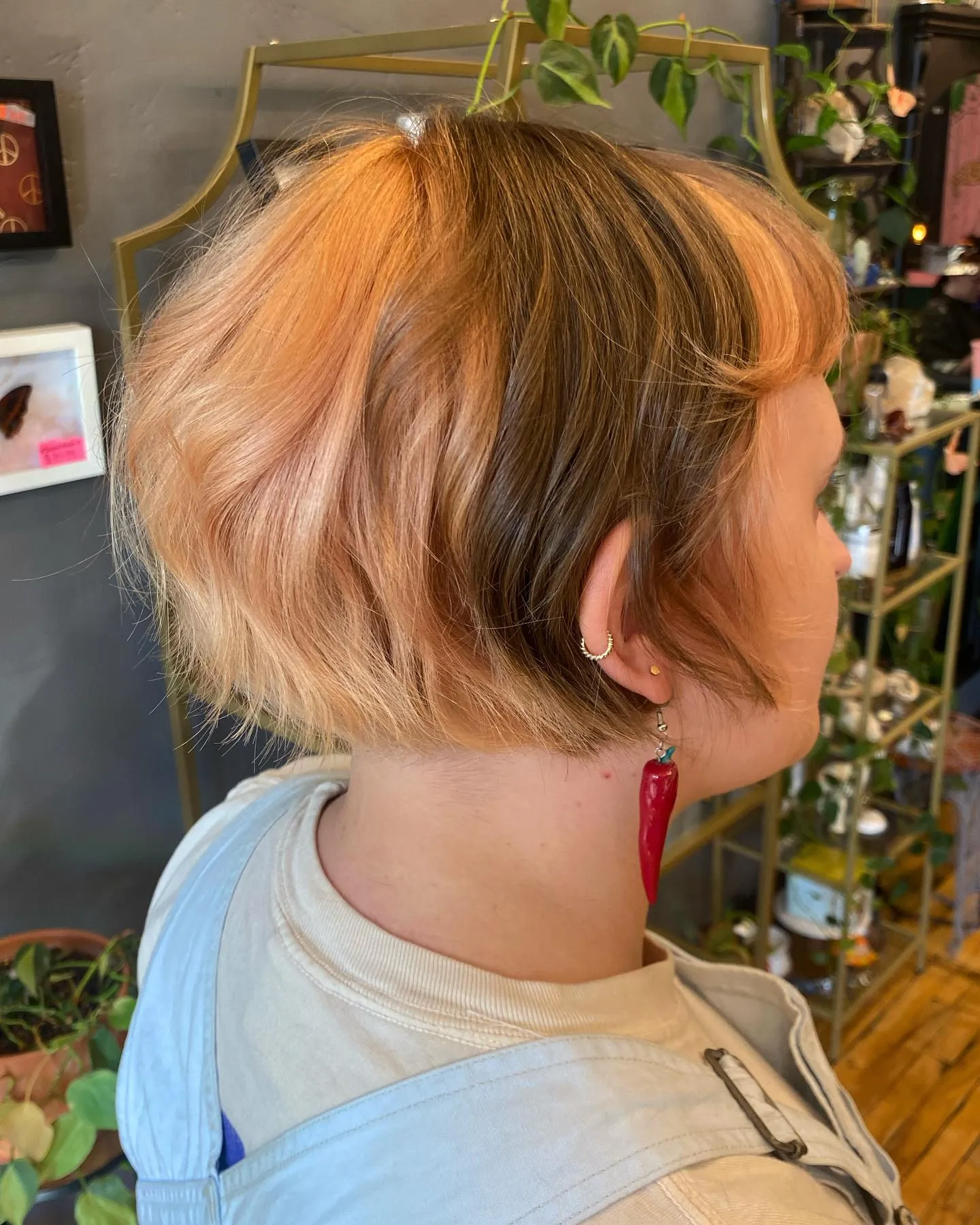 Short wavy copper bob with golden dimension