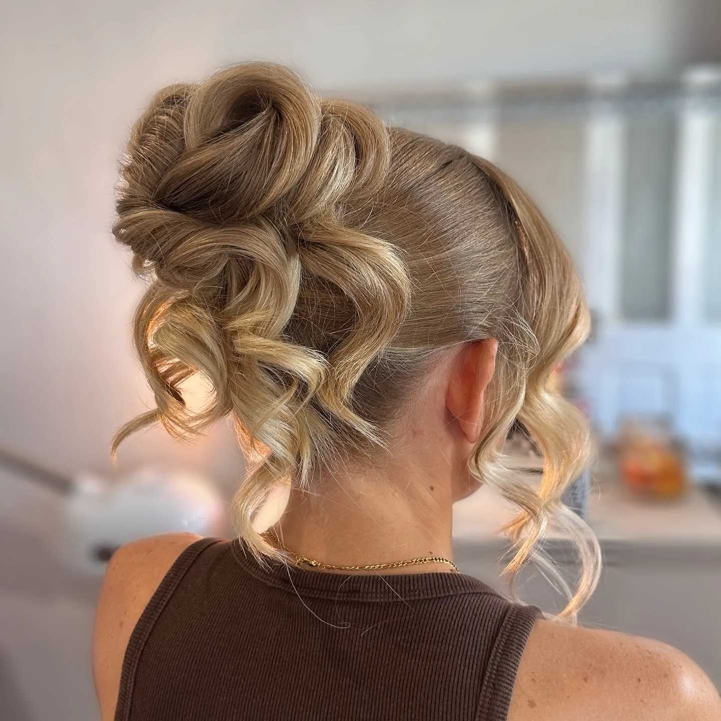 Curled updo with smooth side sections